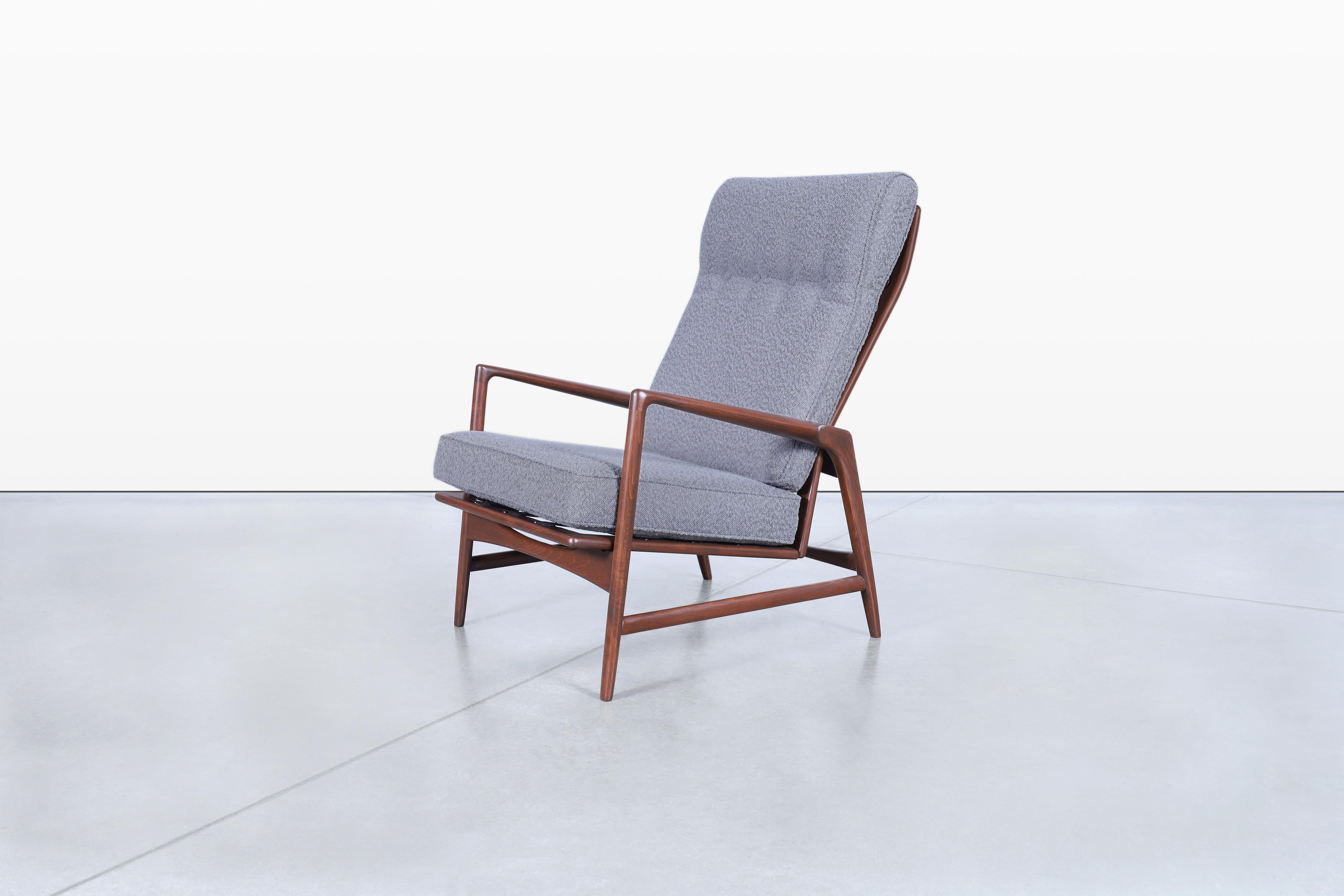 Chaise longue inclinable et ottoman en noyer de style The Moderns par Ib Kofod-Larsen Excellent état - En vente à North Hollywood, CA
