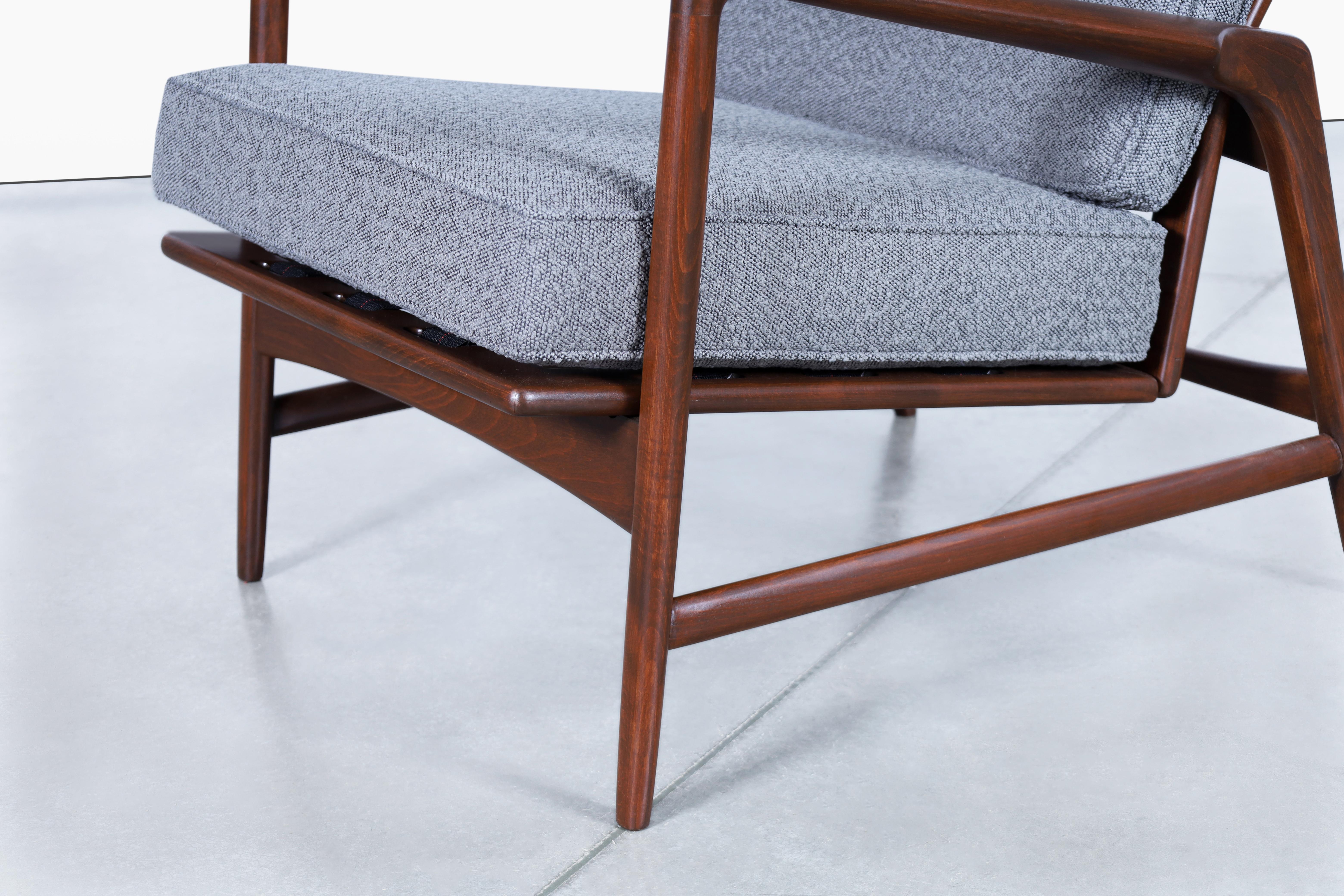 Milieu du XXe siècle Chaise longue inclinable et ottoman en noyer de style The Moderns par Ib Kofod-Larsen en vente
