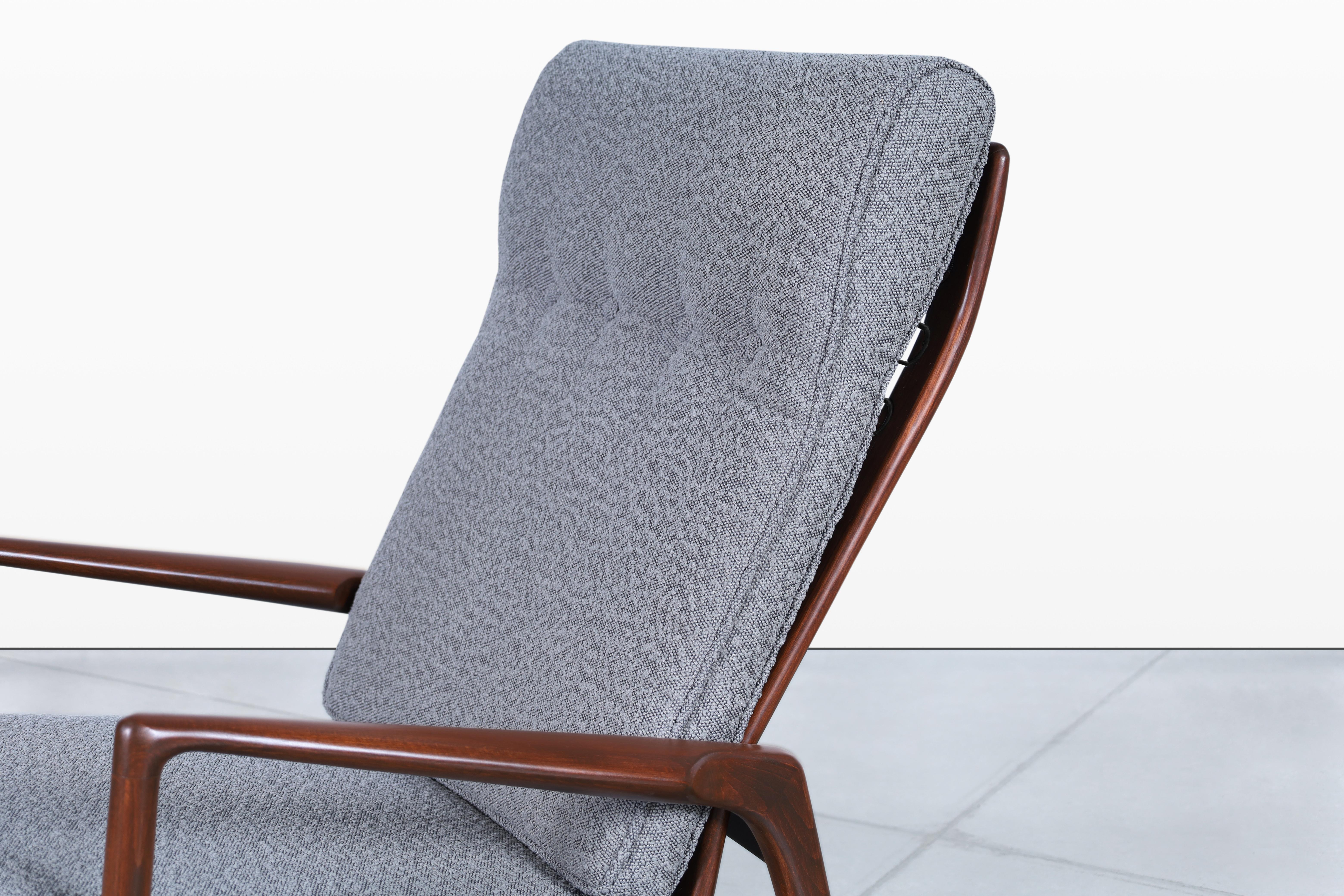Bouclé Chaise longue inclinable et ottoman en noyer de style The Moderns par Ib Kofod-Larsen en vente