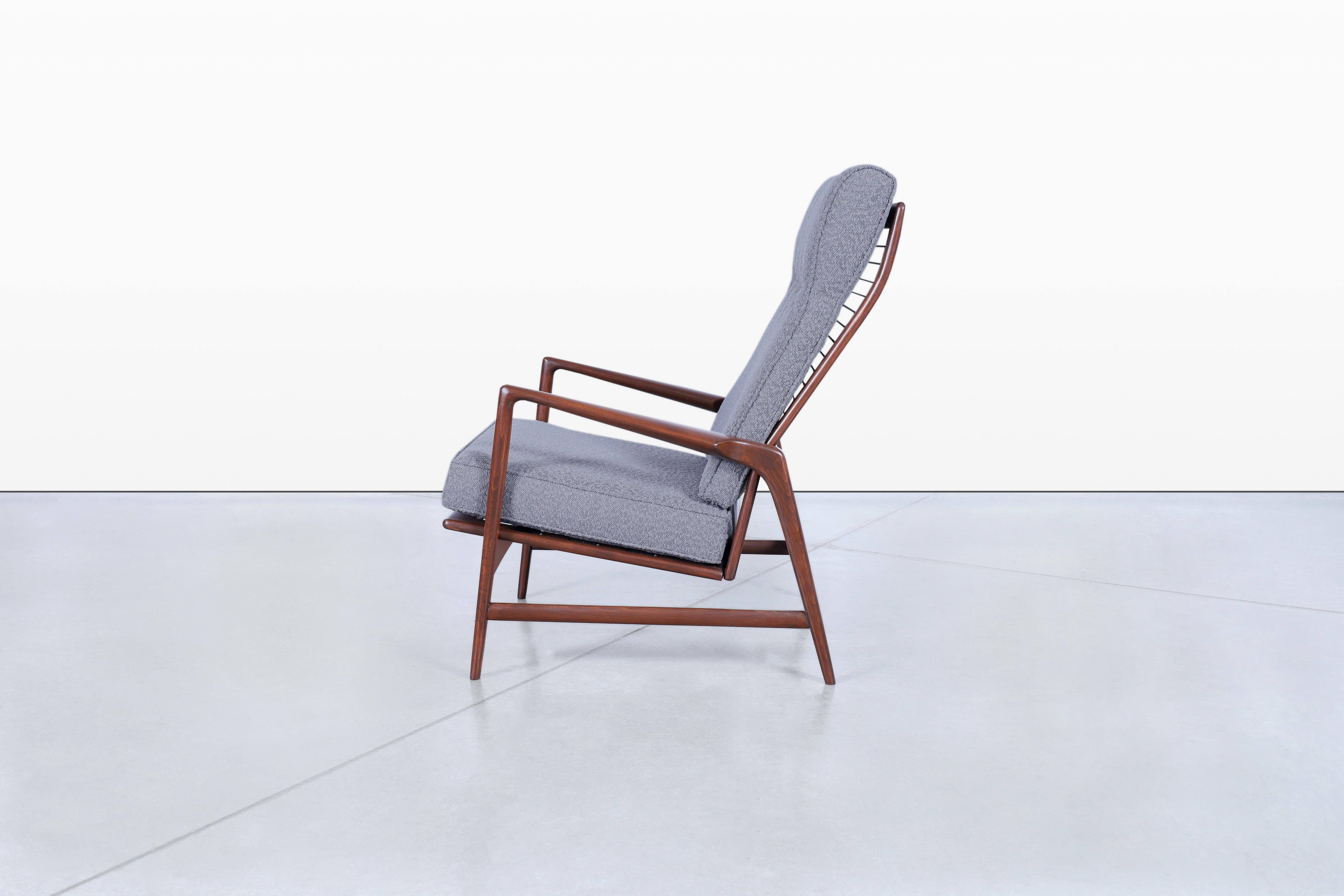 Chaise longue inclinable et ottoman en noyer de style The Moderns par Ib Kofod-Larsen en vente 1