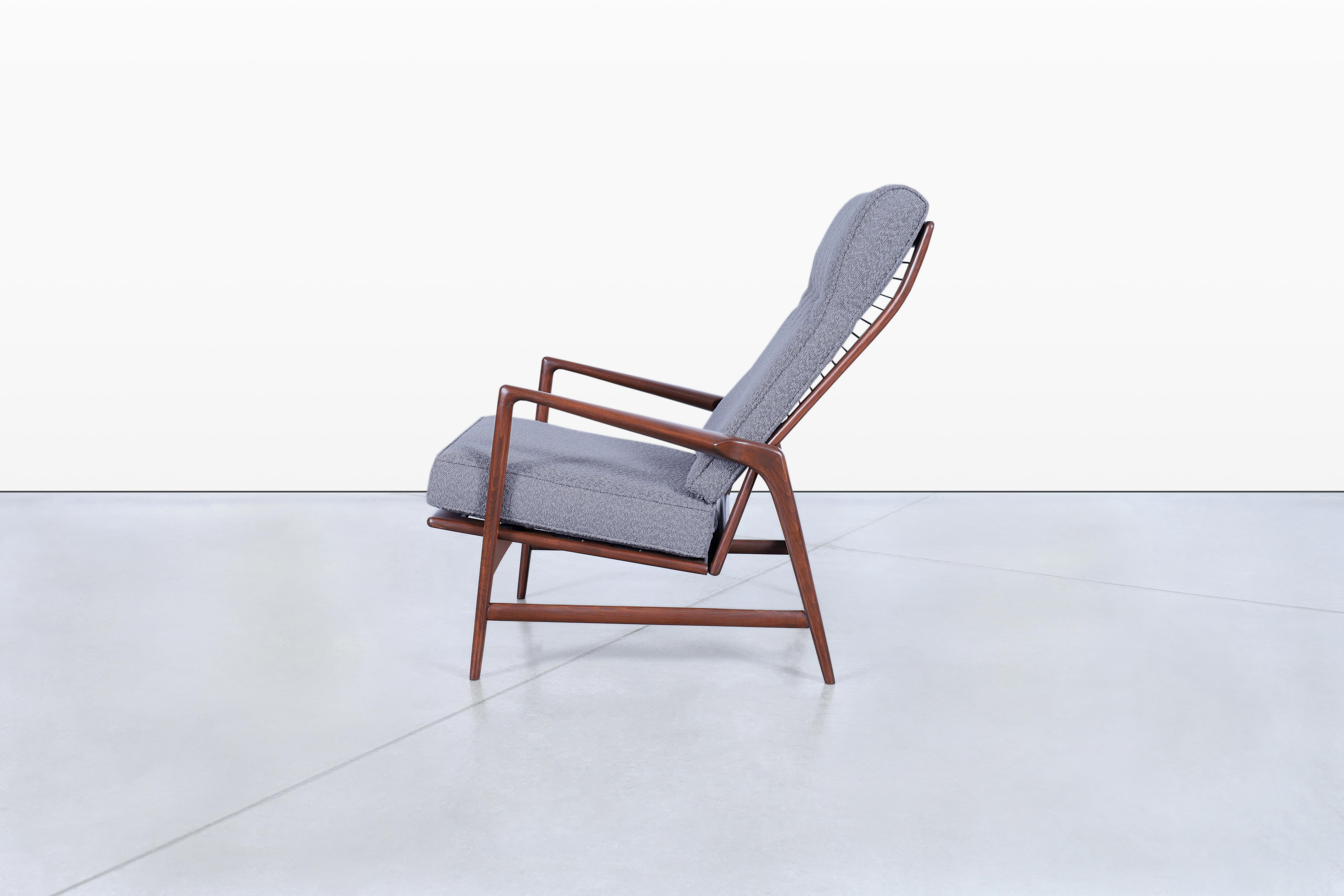 Chaise longue inclinable et ottoman en noyer de style The Moderns par Ib Kofod-Larsen en vente 2
