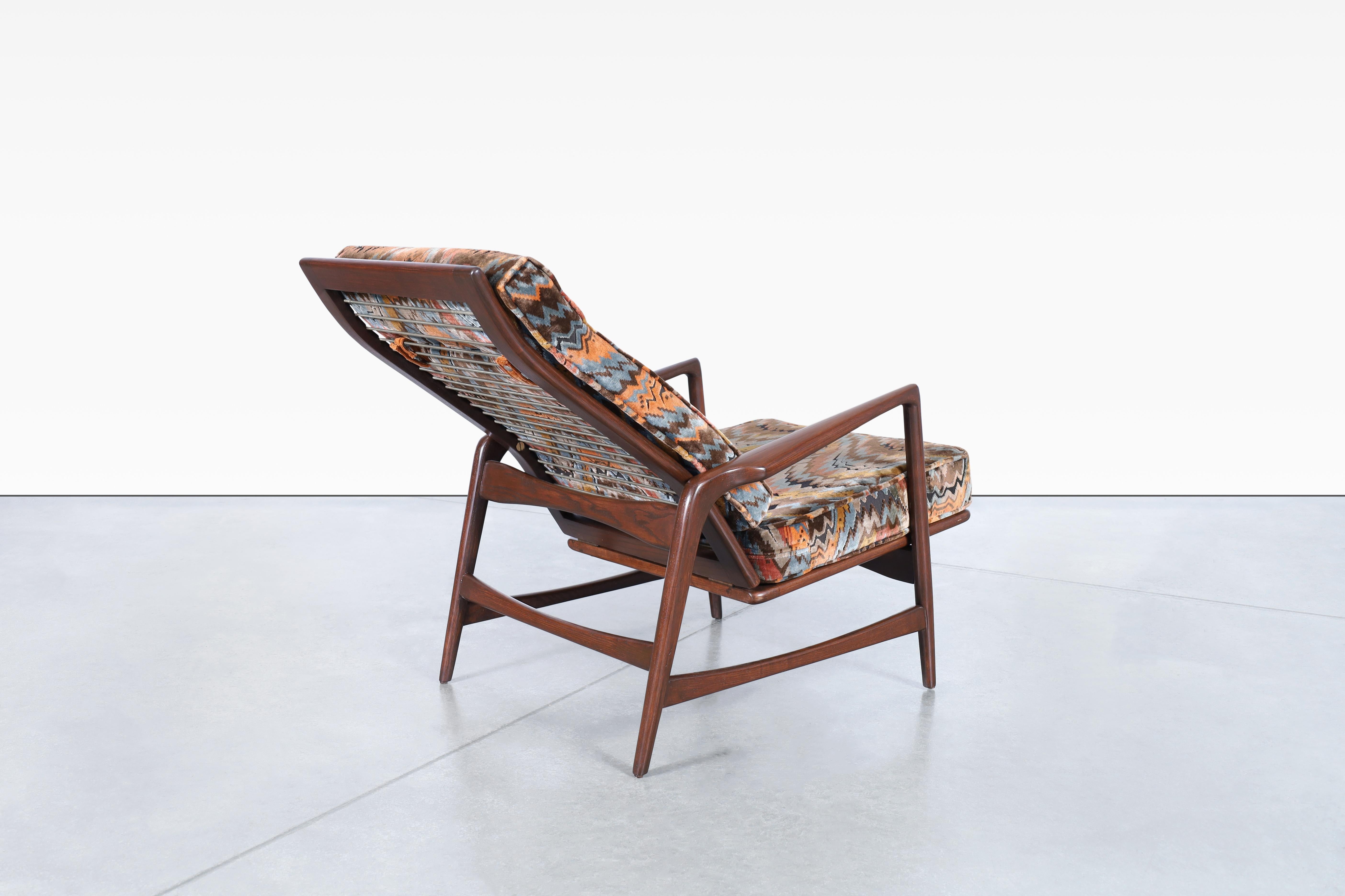 Danish Modern Walnut Reclining Lounge Chairs and Ottoman by Ib Kofod Larsen For Sale 7