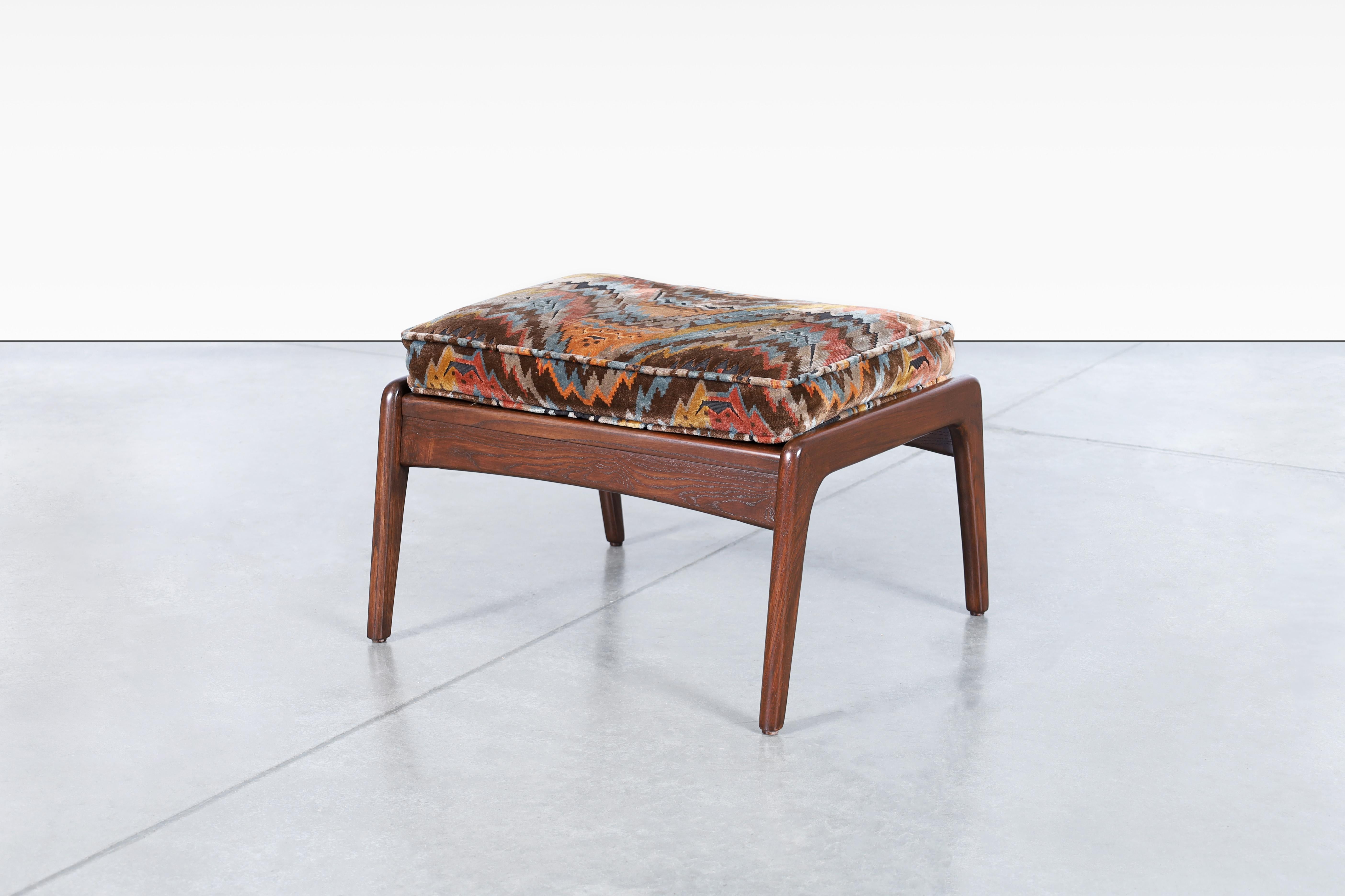 Danish Modern Walnut Reclining Lounge Chairs and Ottoman by Ib Kofod Larsen For Sale 10