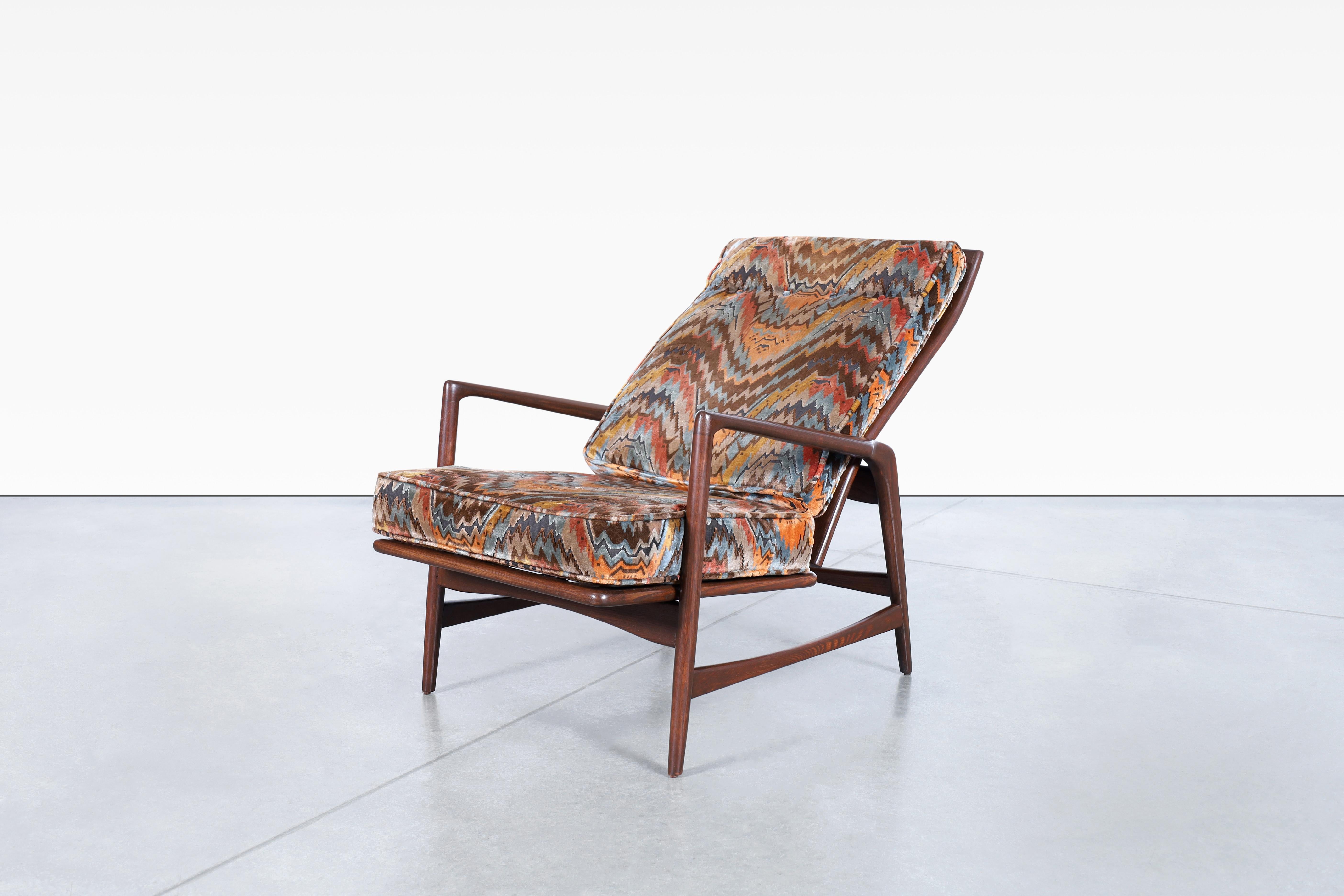 Danish Modern Walnut Reclining Lounge Chairs and Ottoman by Ib Kofod Larsen For Sale 1