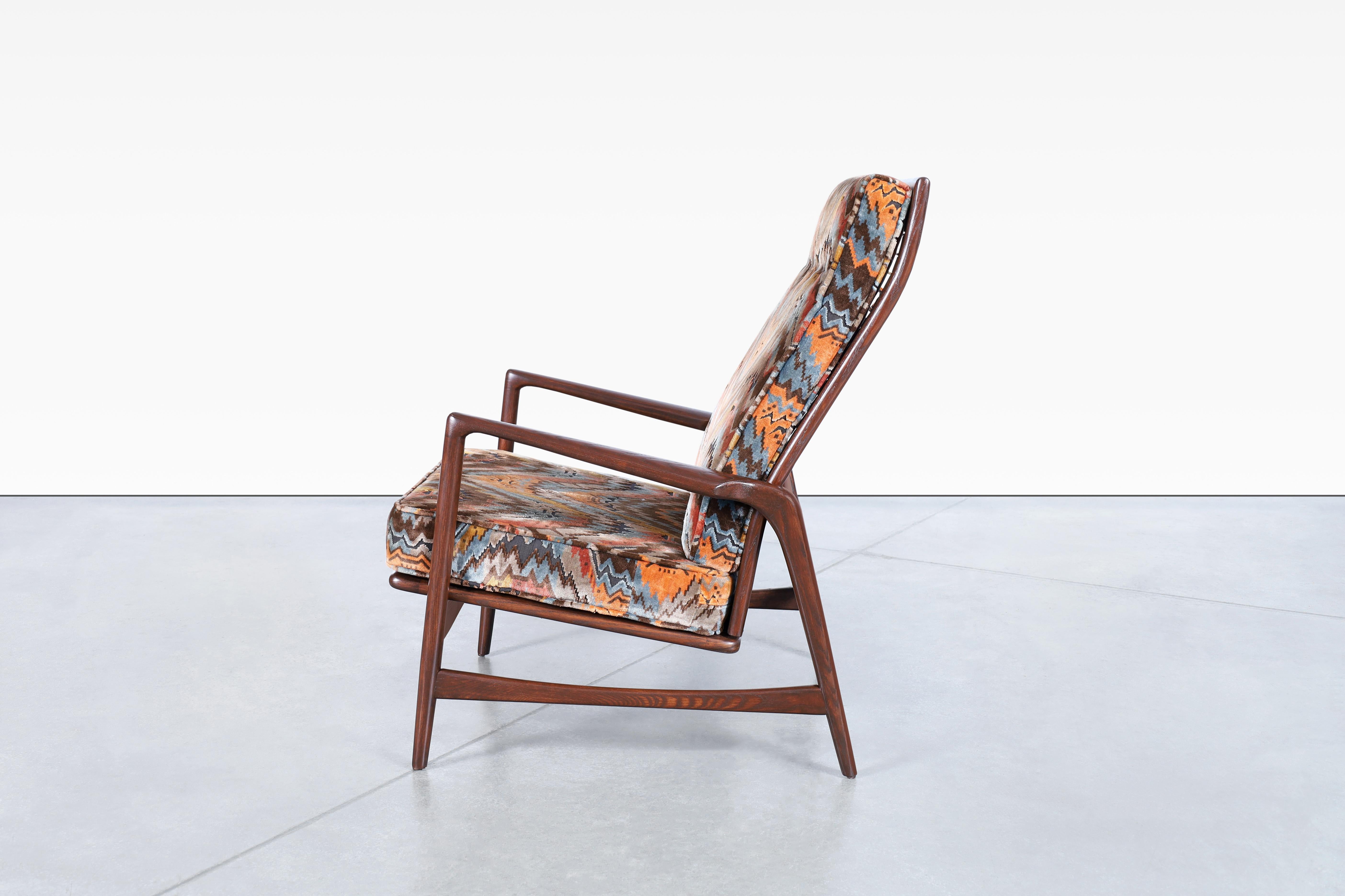 Danish Modern Walnut Reclining Lounge Chairs and Ottoman by Ib Kofod Larsen For Sale 2