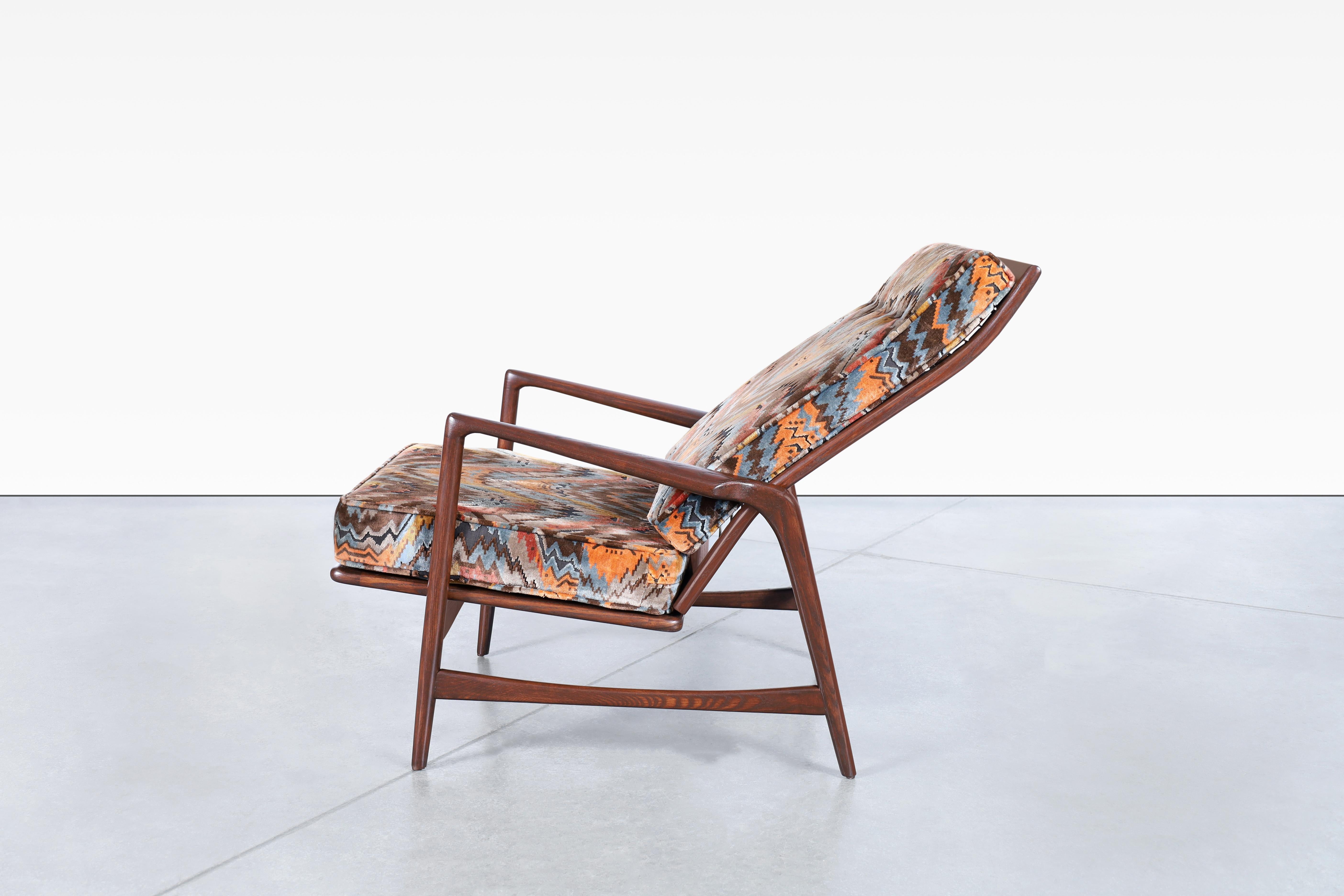 Danish Modern Walnut Reclining Lounge Chairs and Ottoman by Ib Kofod Larsen For Sale 3