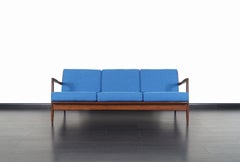 Divano moderno danese in noce di Ib Kofod-Larsen