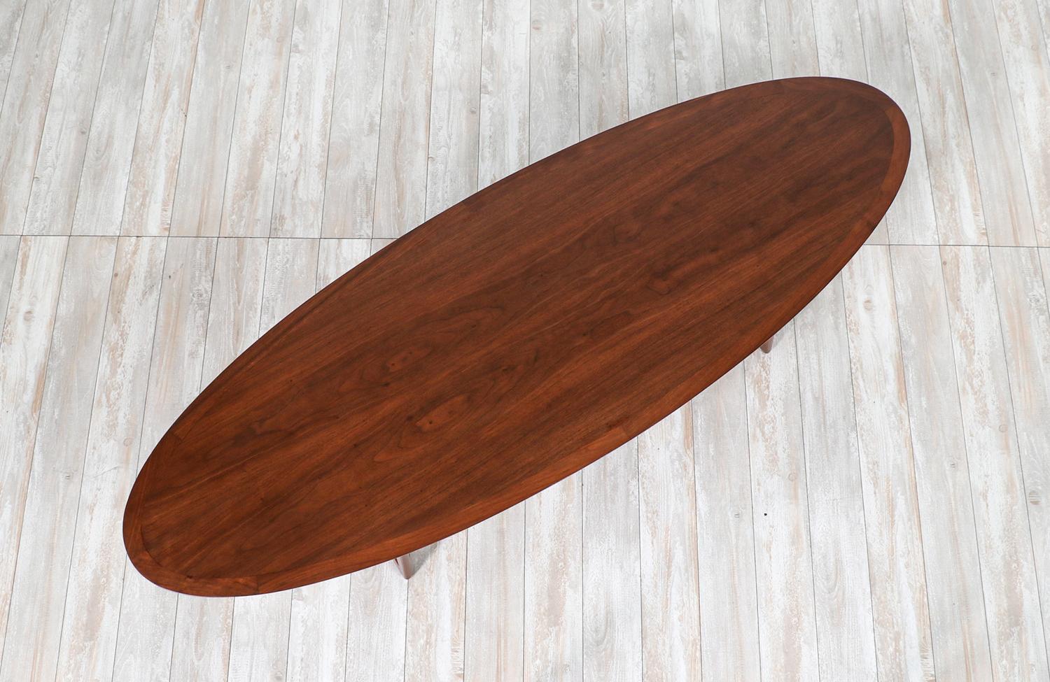 Expertly Restored - Danish Modern Walnut Surfboard Style Coffee Table by Moreddi In Excellent Condition In Los Angeles, CA