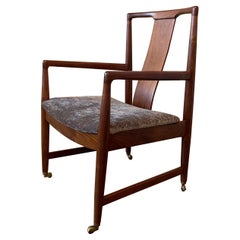 Poltrona danese moderna in legno di noce e teak per John Stuarts