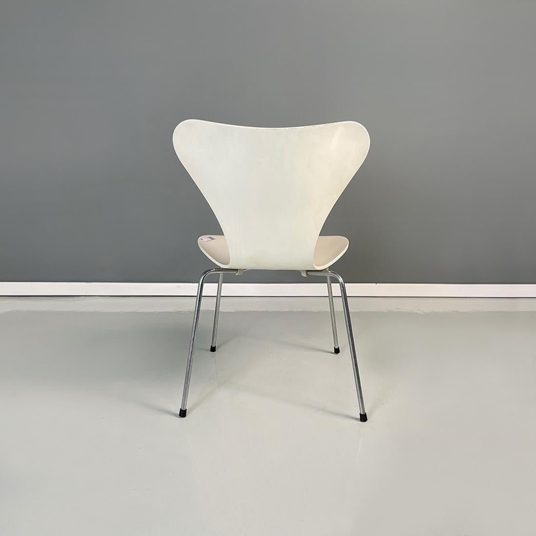 Danish Modern White Chairs of Series 7 by Arne Jacobsen for Fritz Hansen, 1970s For Sale 6