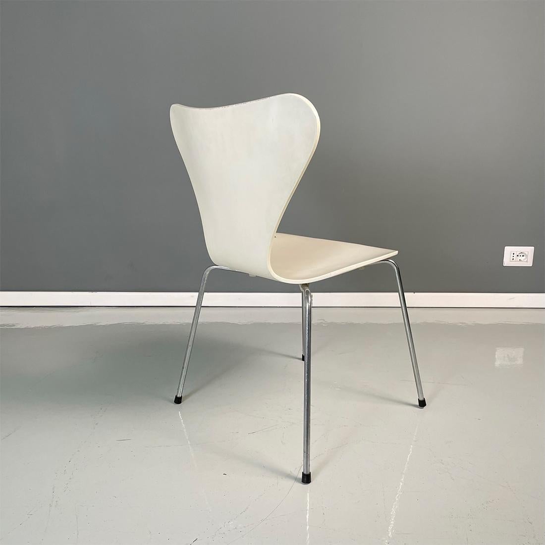 Danish Modern White Chairs of Series 7 by Arne Jacobsen for Fritz Hansen, 1970s For Sale 7