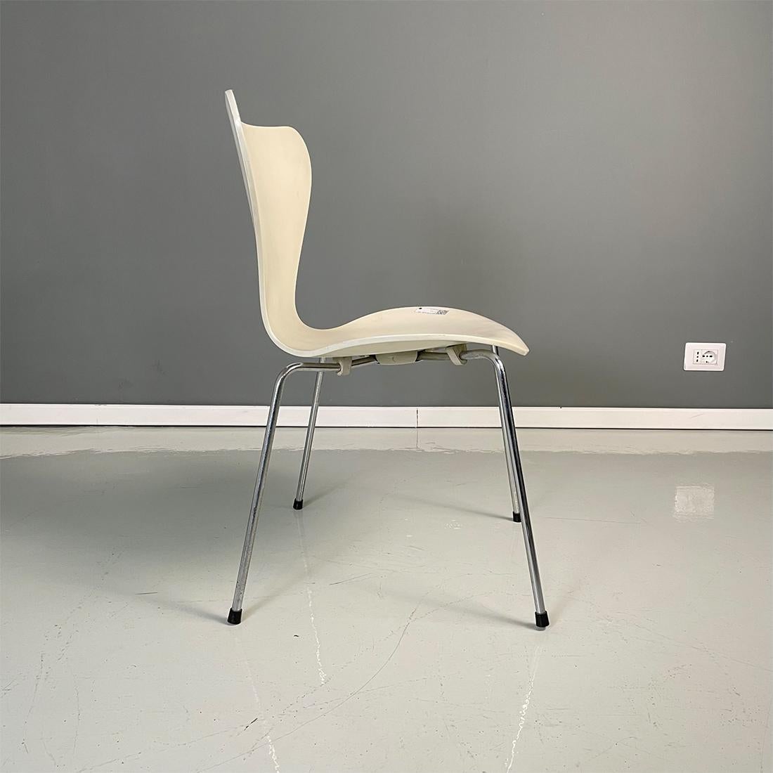 Danish Modern White Chairs of Series 7 by Arne Jacobsen for Fritz Hansen, 1970s For Sale 8
