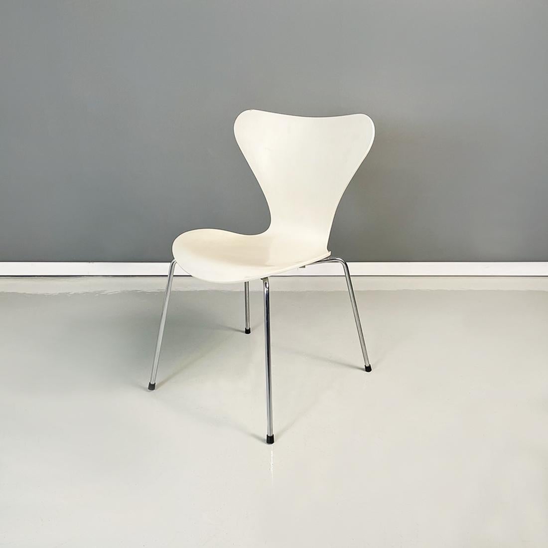 Danish Modern White Chairs of Series 7 by Arne Jacobsen for Fritz Hansen, 1970s For Sale 9
