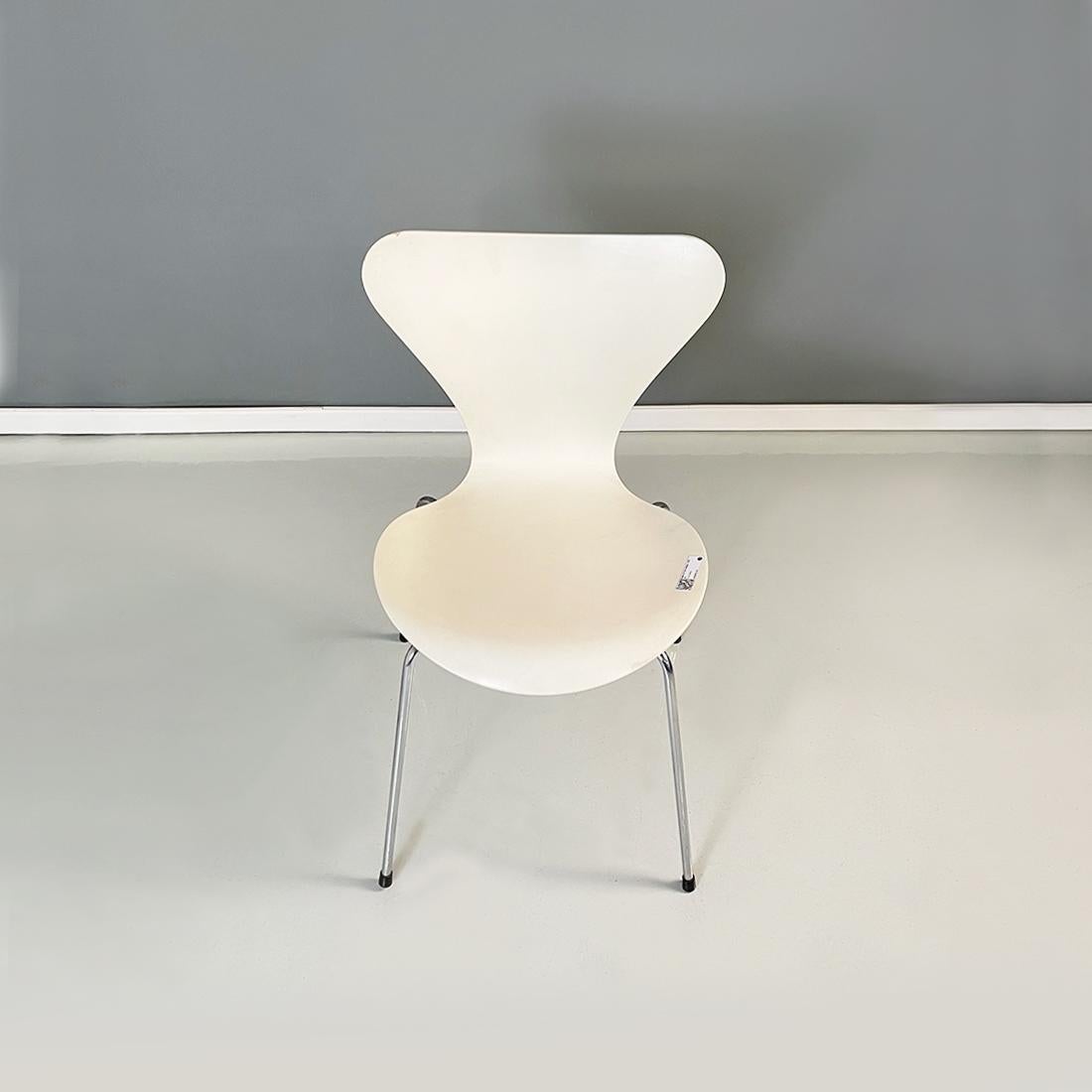 Danish Modern White Chairs of Series 7 by Arne Jacobsen for Fritz Hansen, 1970s For Sale 10