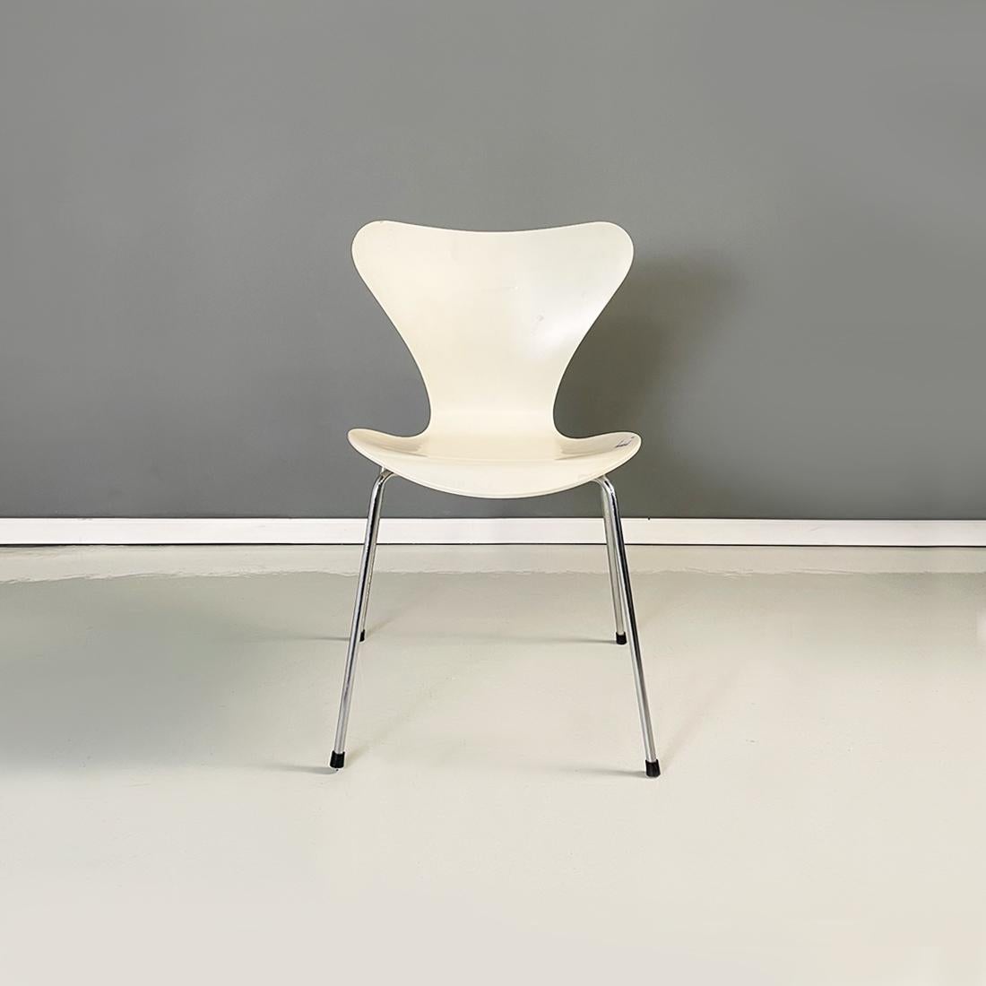 Danish Modern White Chairs of Series 7 by Arne Jacobsen for Fritz Hansen, 1970s For Sale 11