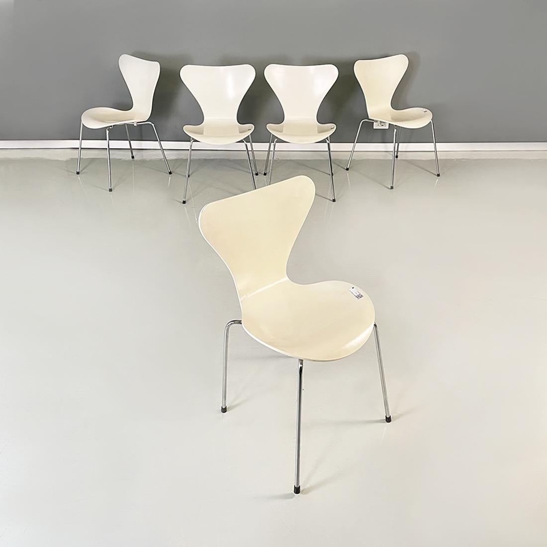 Danish Modern White Chairs of Series 7 by Arne Jacobsen for Fritz Hansen, 1970s For Sale 12