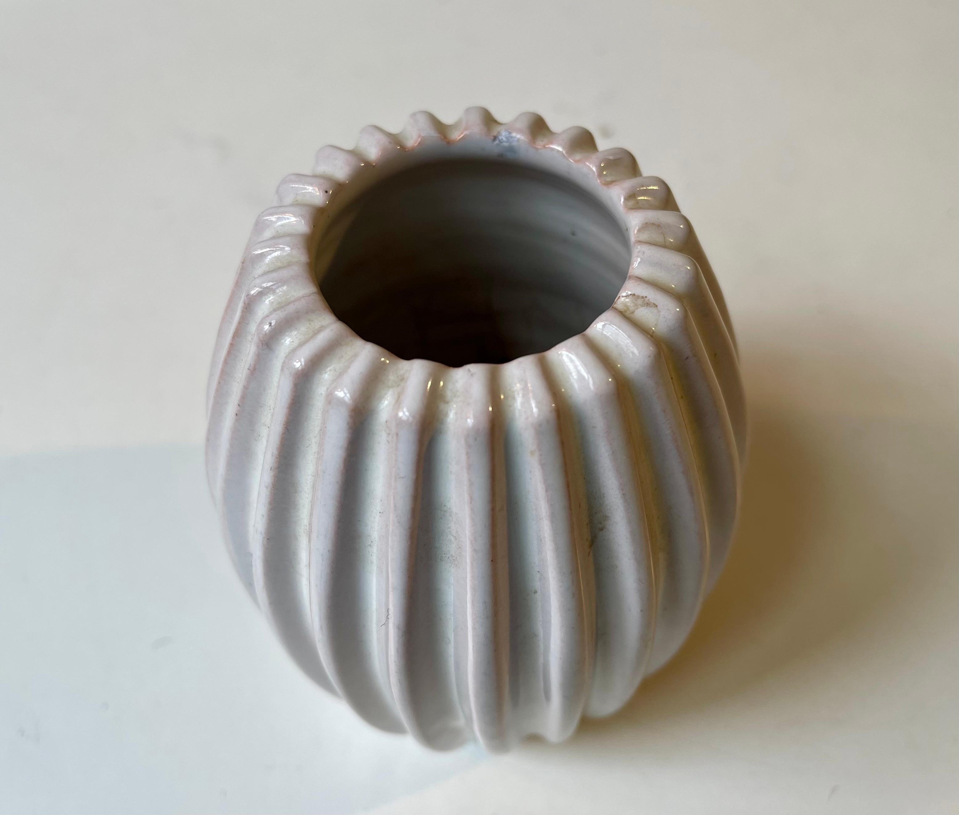 Dänische moderne weiße geriffelte Keramikvase von Eslau, 1950er Jahre im Angebot 6