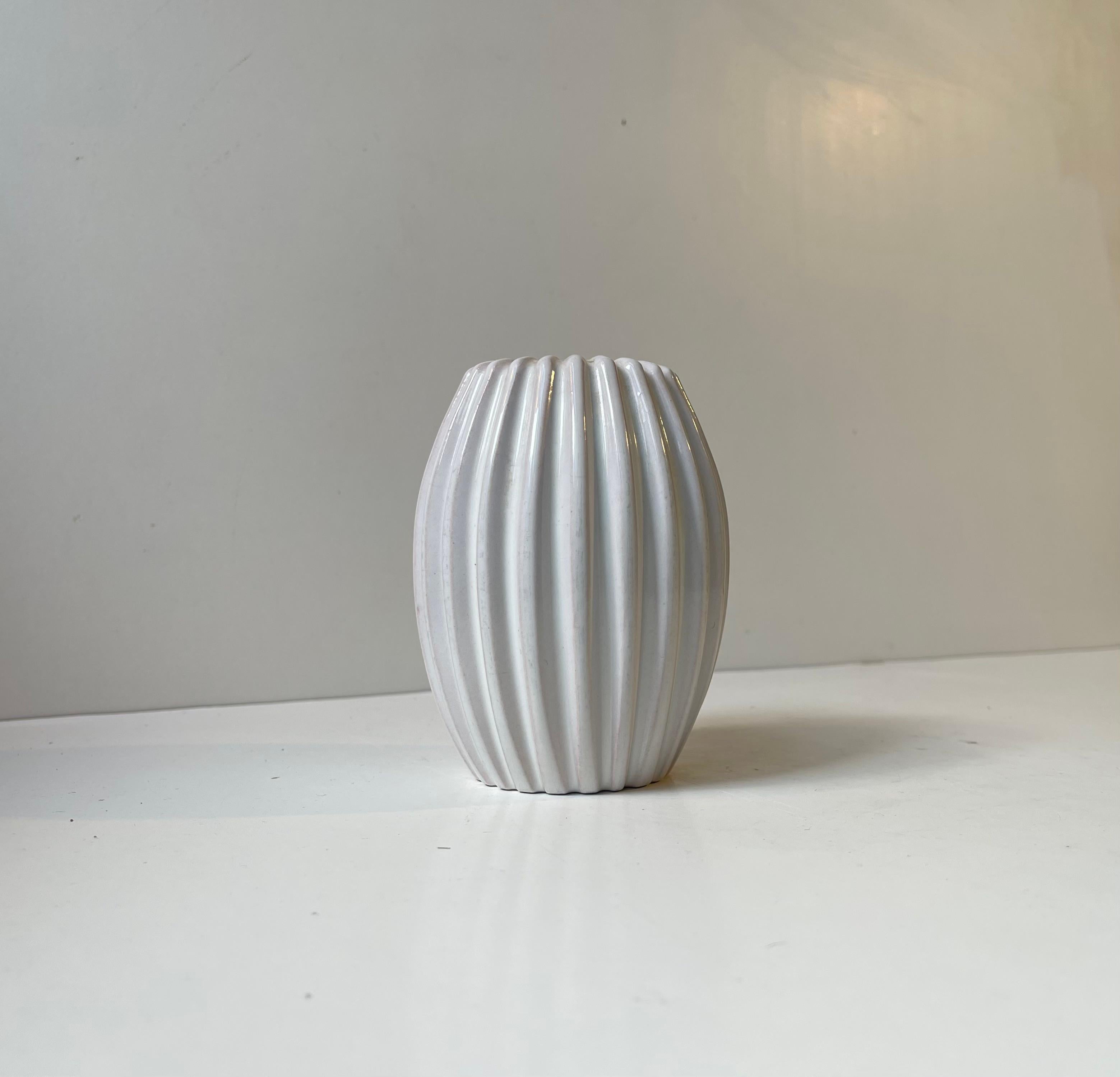 Keramikvase im Art-déco-Stil aus den 1960er Jahren. Kannelierter, vollständig glasierter Korpus in weißer Glasur. Es wurde von Eslau in Dänemark entworfen und in den 1960er Jahren im eigenen Studio hergestellt. Dieser Stil weist deutliche Bezüge vor