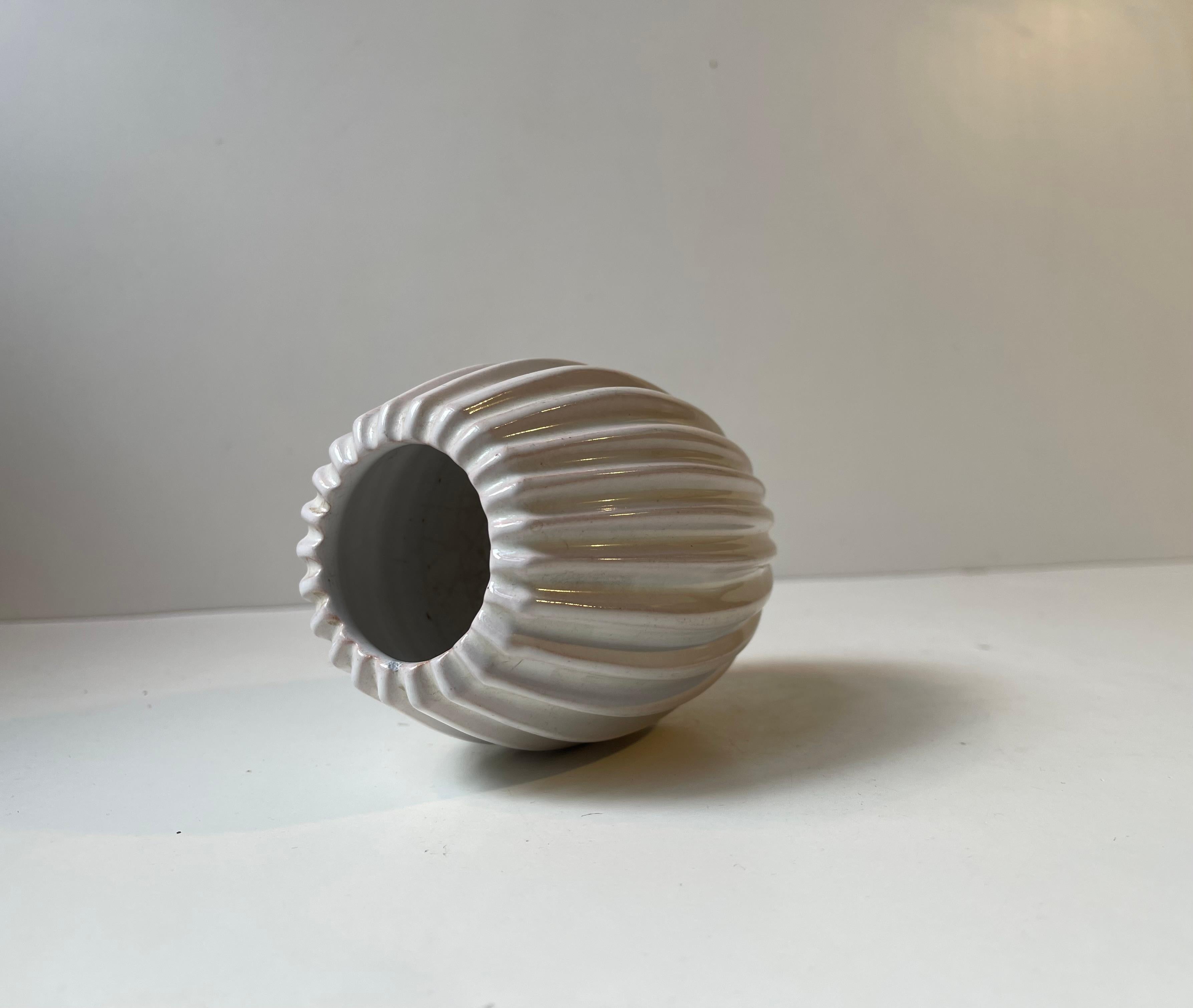Dänische moderne weiße geriffelte Keramikvase von Eslau, 1950er Jahre (Art déco) im Angebot