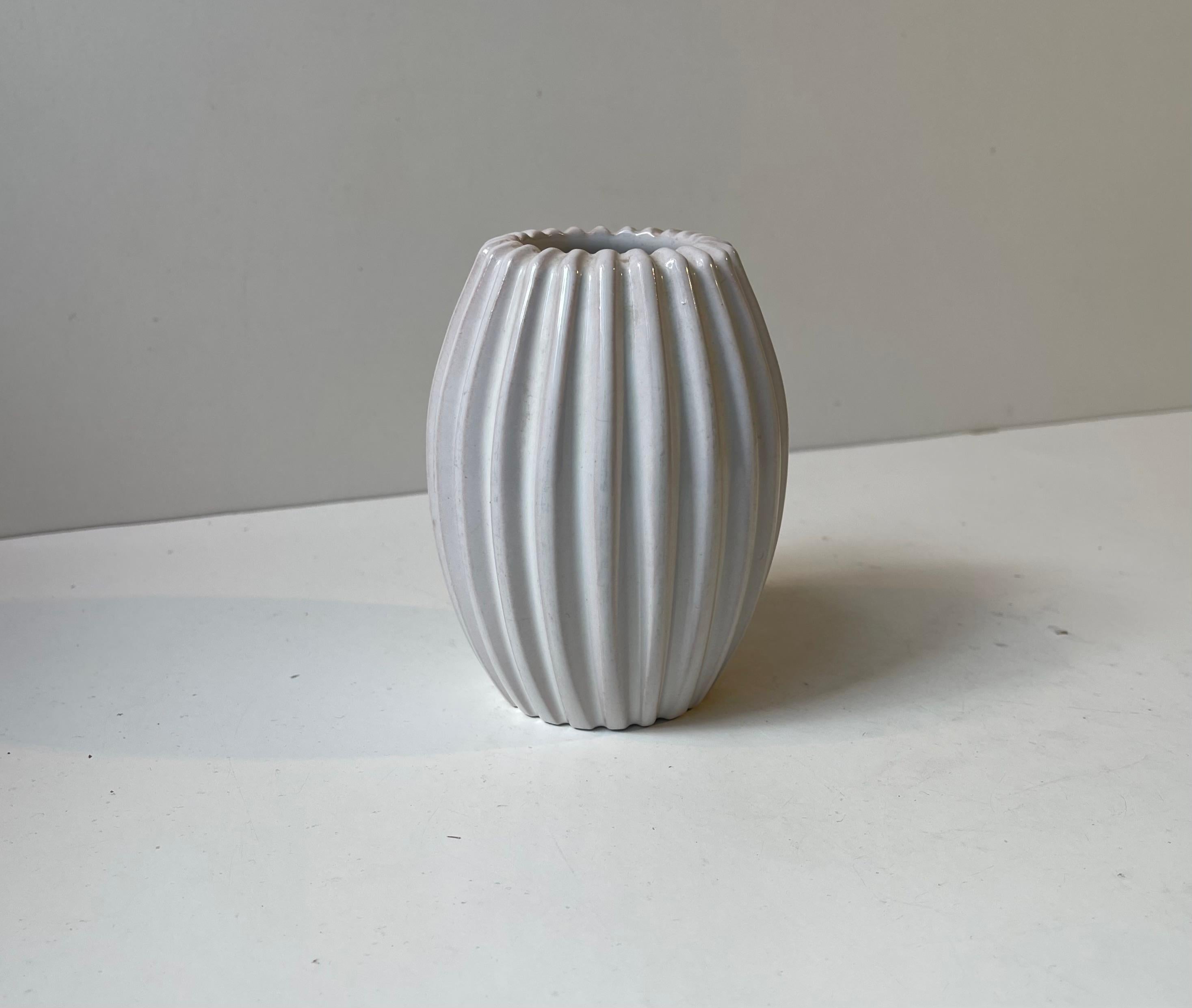 Dänische moderne weiße geriffelte Keramikvase von Eslau, 1950er Jahre (Glasiert) im Angebot