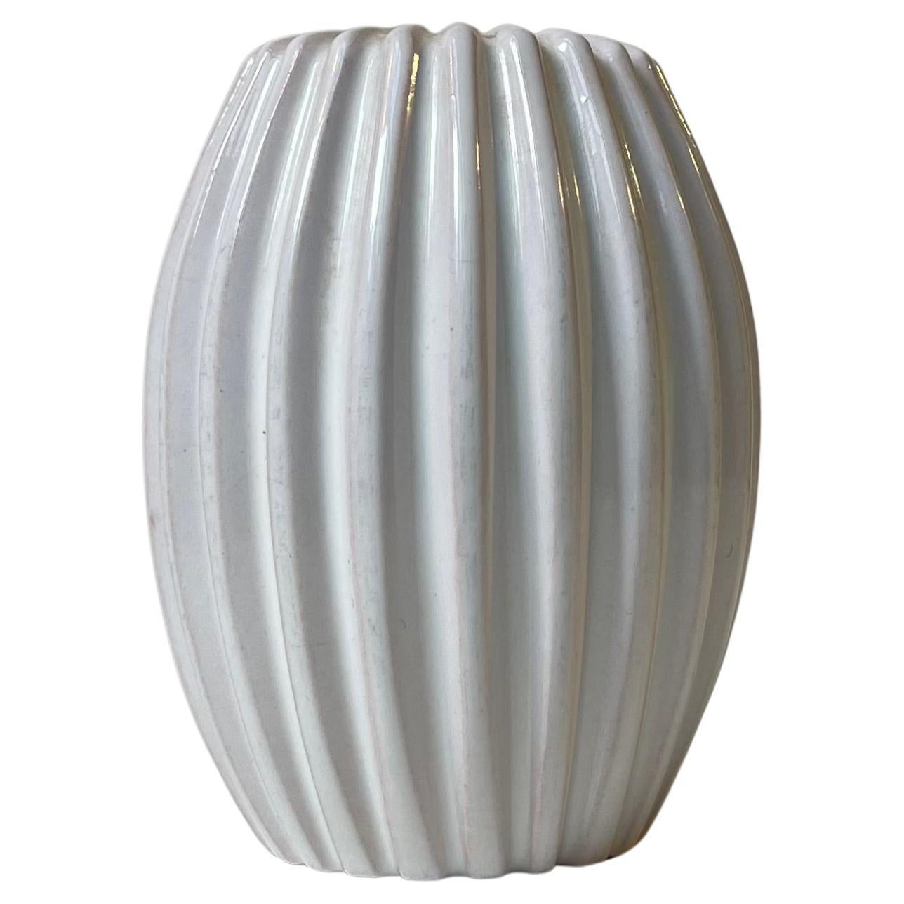 Dänische moderne weiße geriffelte Keramikvase von Eslau, 1950er Jahre im Zustand „Gut“ im Angebot in Esbjerg, DK