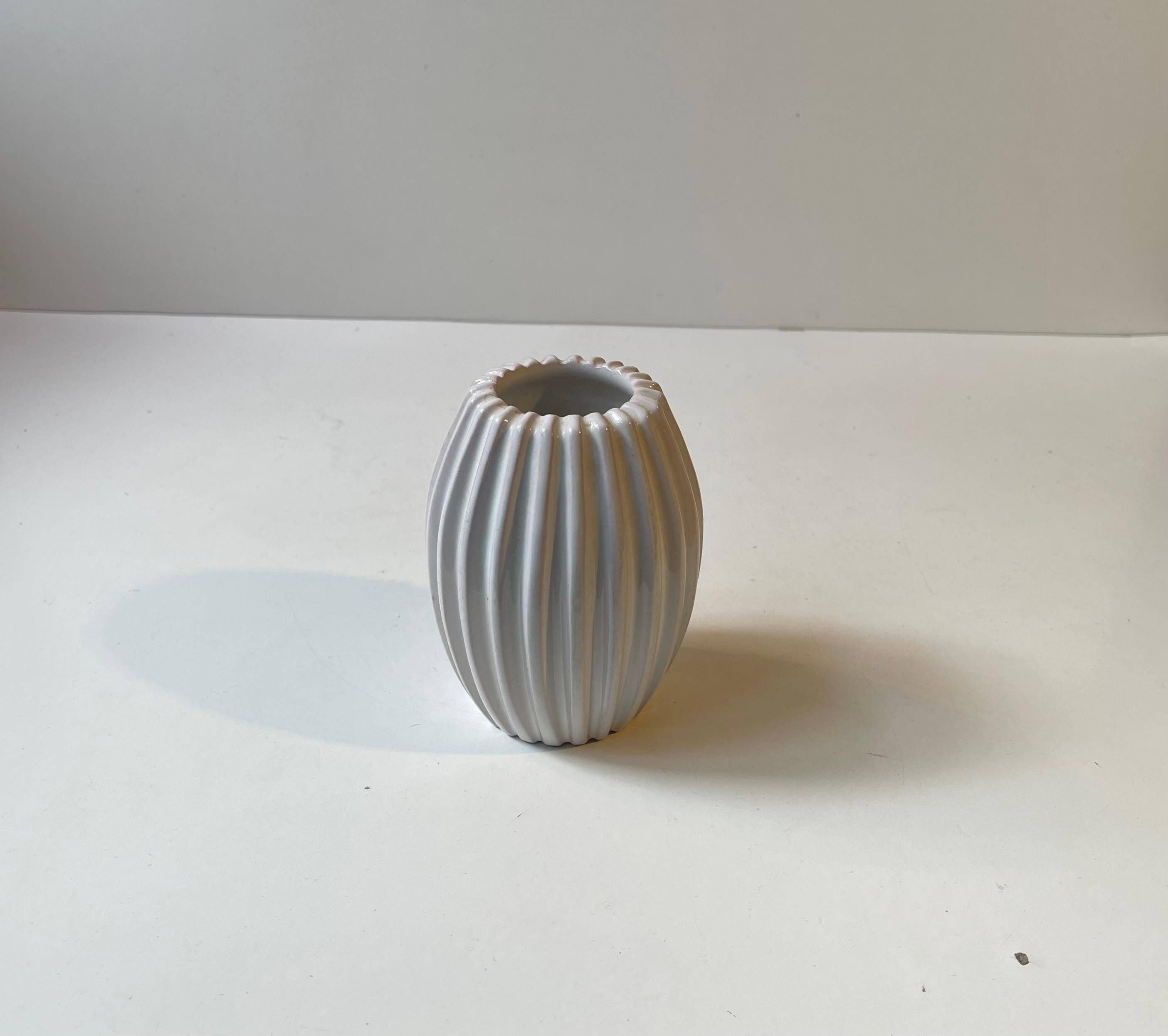 Dänische moderne weiße geriffelte Keramikvase von Eslau, 1950er Jahre (20. Jahrhundert) im Angebot