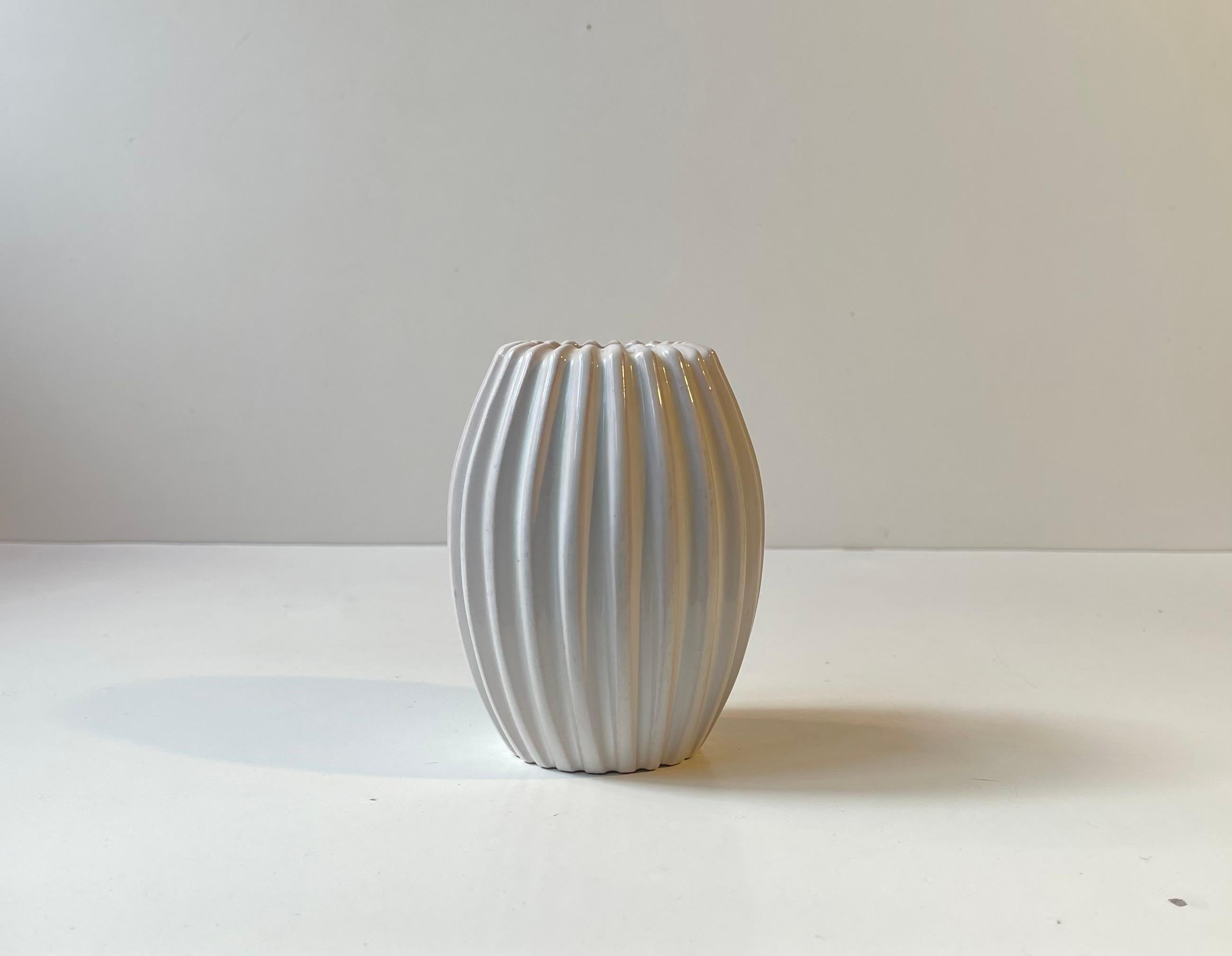 Dänische moderne weiße geriffelte Keramikvase von Eslau, 1950er Jahre im Angebot 1