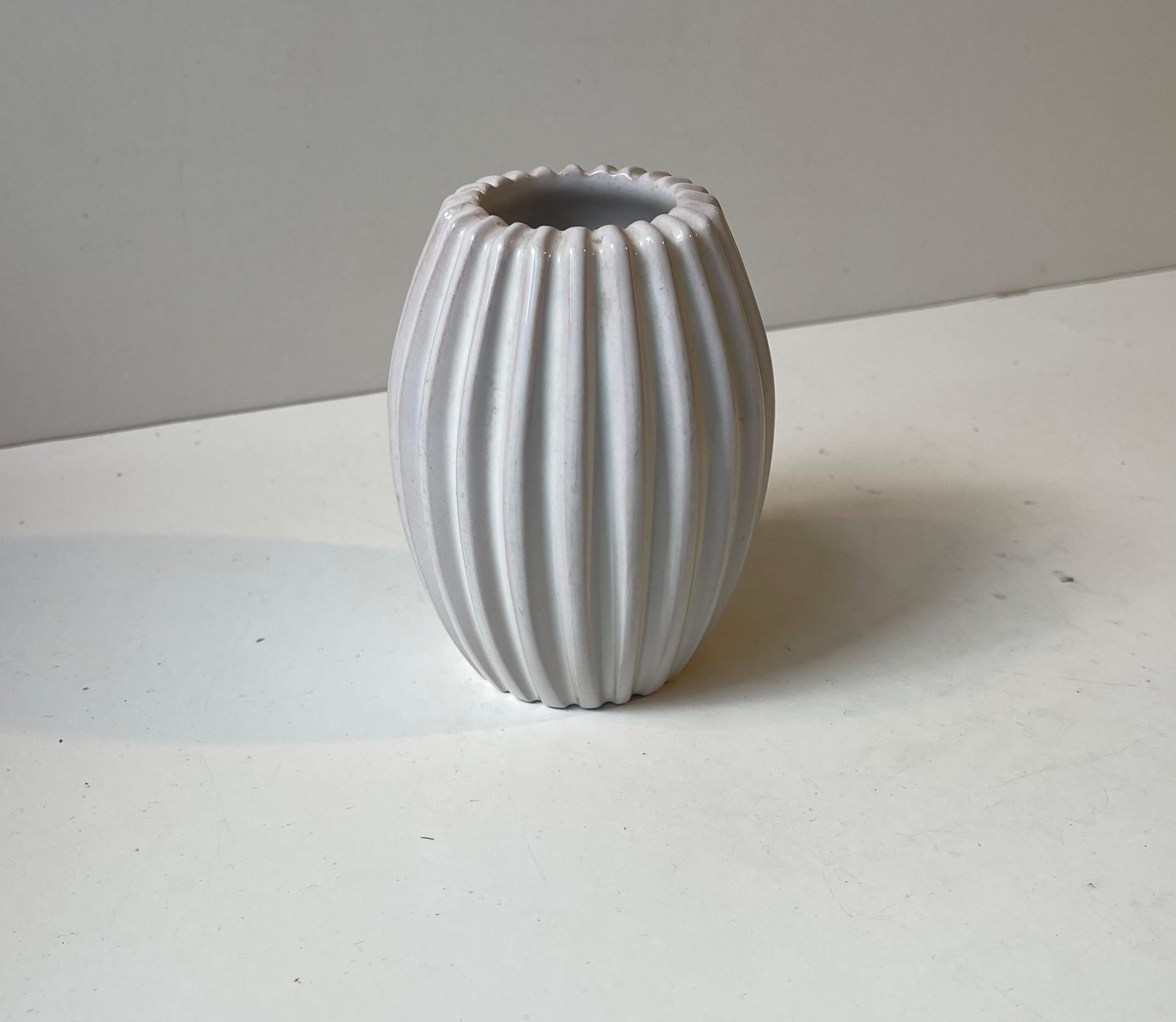 Dänische moderne weiße geriffelte Keramikvase von Eslau, 1950er Jahre im Angebot 2
