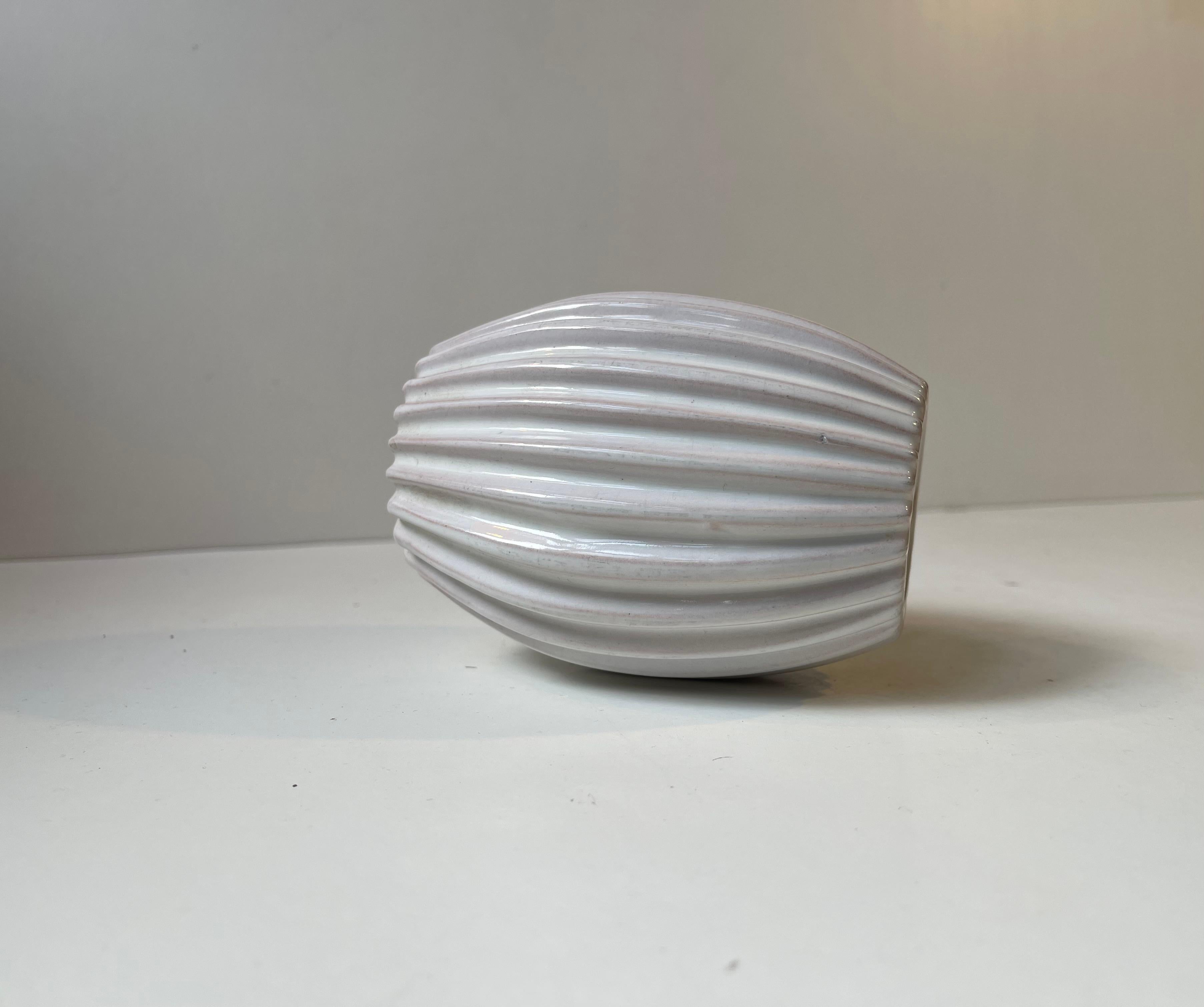Dänische moderne weiße geriffelte Keramikvase von Eslau, 1950er Jahre im Angebot 3