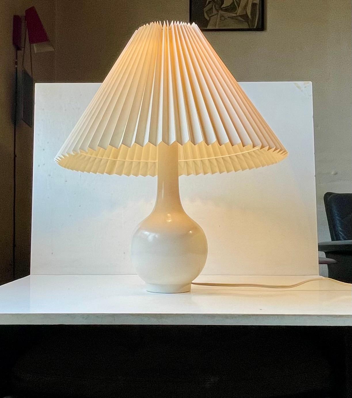 Dänische moderne weiß glasierte Keramik-Tischlampe von C. Clausen, 1960er Jahre (Glasiert) im Angebot