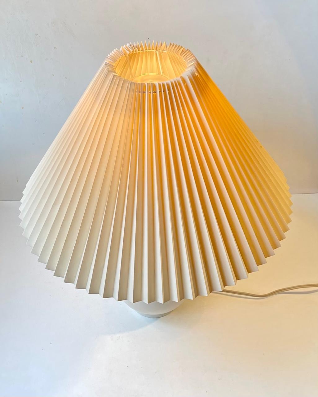 Dänische moderne weiß glasierte Keramik-Tischlampe von C. Clausen, 1960er Jahre (Mitte des 20. Jahrhunderts) im Angebot