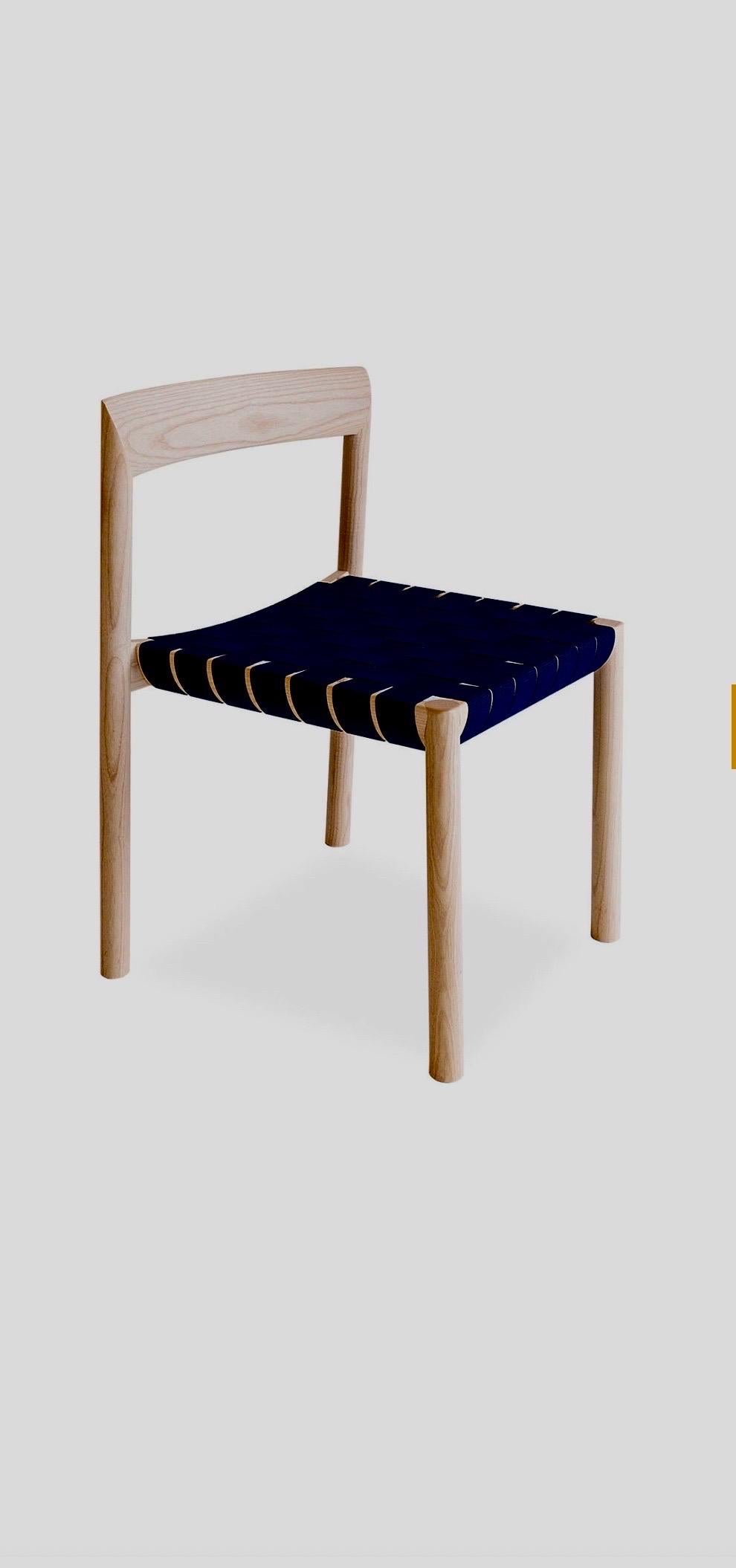 una silla de comedor innovadora, funcional y bella. Utilizando técnicas tradicionales de carpintería y tecnología de vanguardia, la silla Stax es una hermosa pieza de mobiliario de madera maciza. Las esquinas a inglete crean la ilusión de una veta