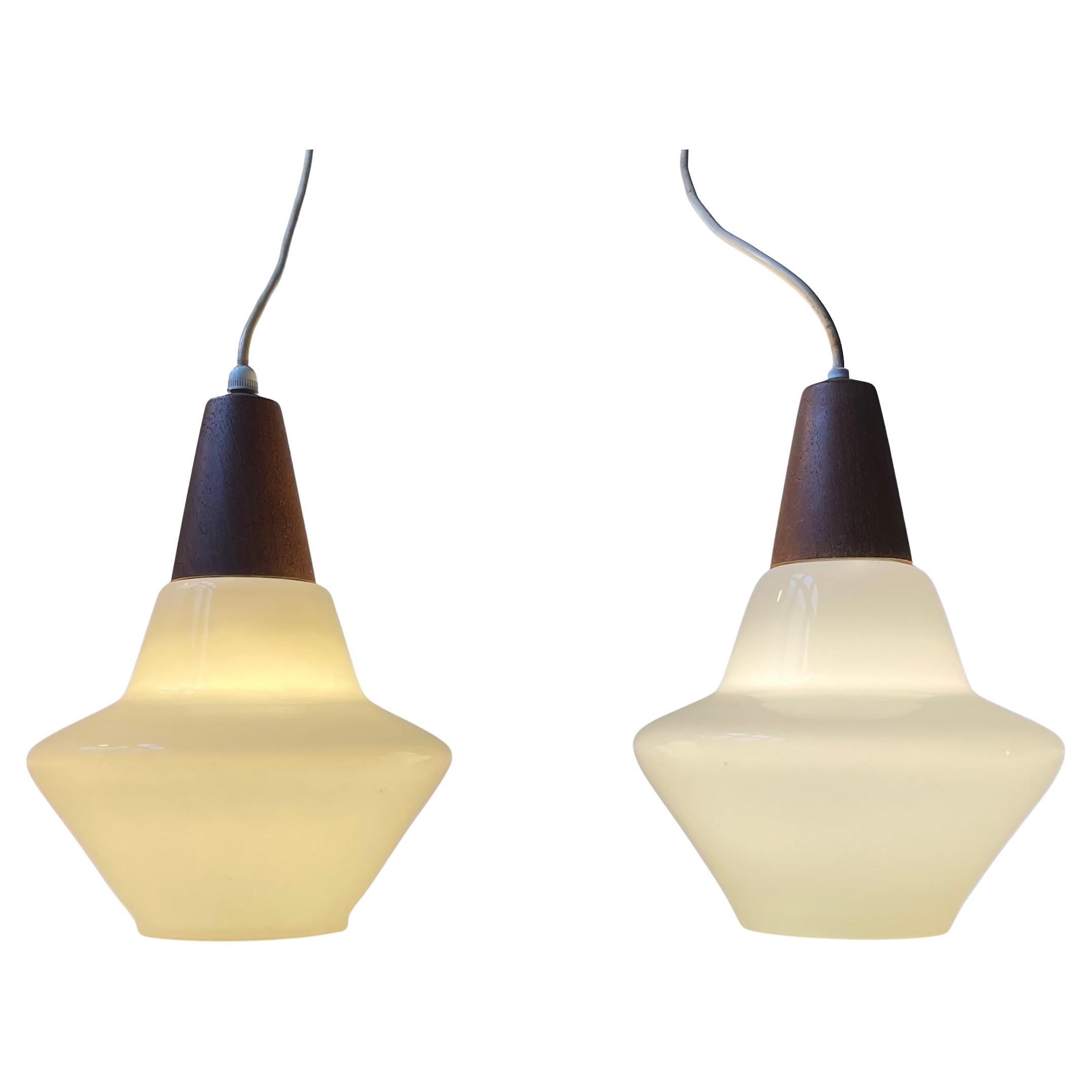Lampade a sospensione moderne danesi in vetro opalino bianco e teak di Holmegaard, anni '60