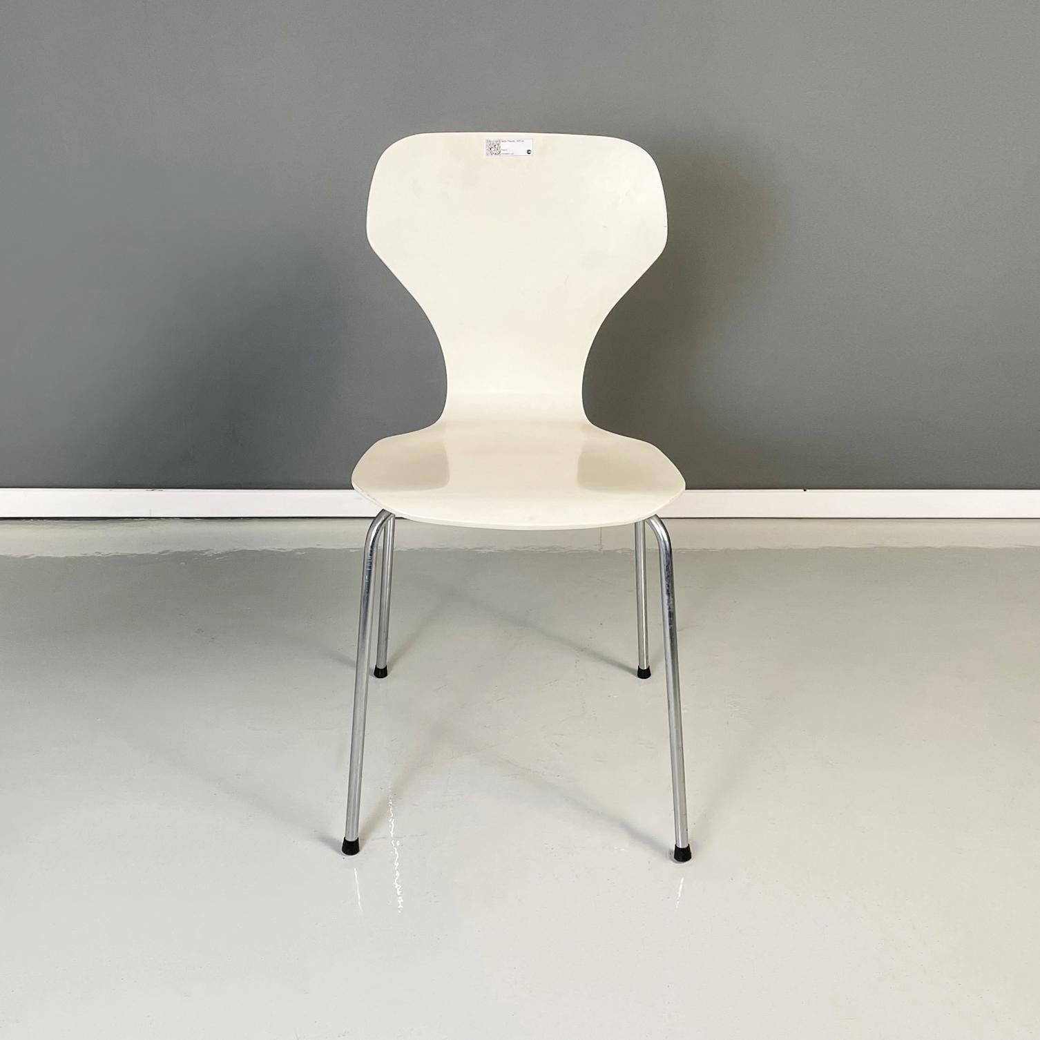 Danish modern white wooden and steel chairs by Phoenix, 1970s
Fantastic and vintage danish chair in curved wood, painted in white. The legs are in steel with black rubber feet.
It was produced by Phoenix in 1970s. Label present.
This chair is in