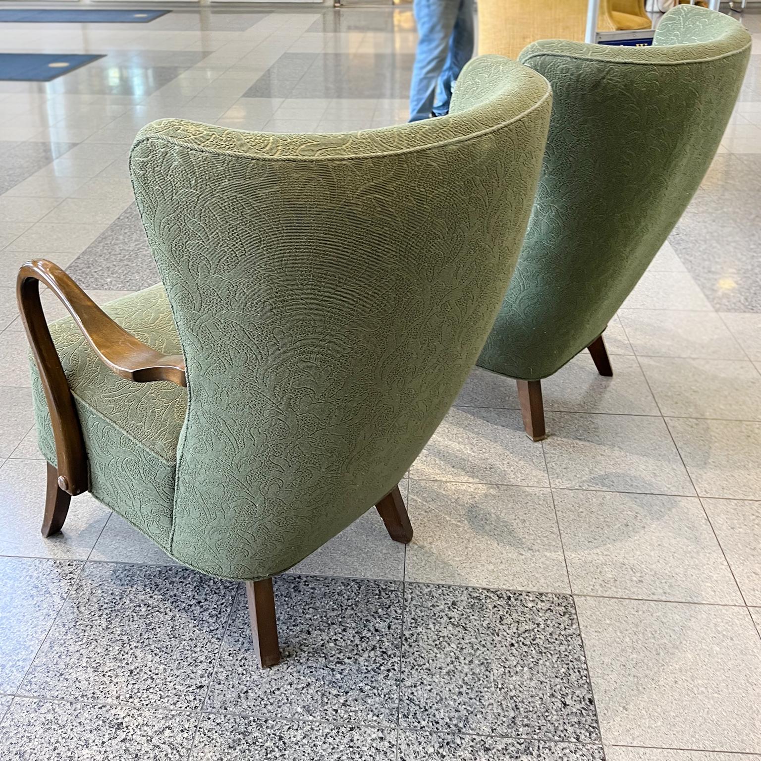 Tissu d'ameublement Paire de fauteuils danois modernes Wingback dans le style d'Alfred Christensen en vente