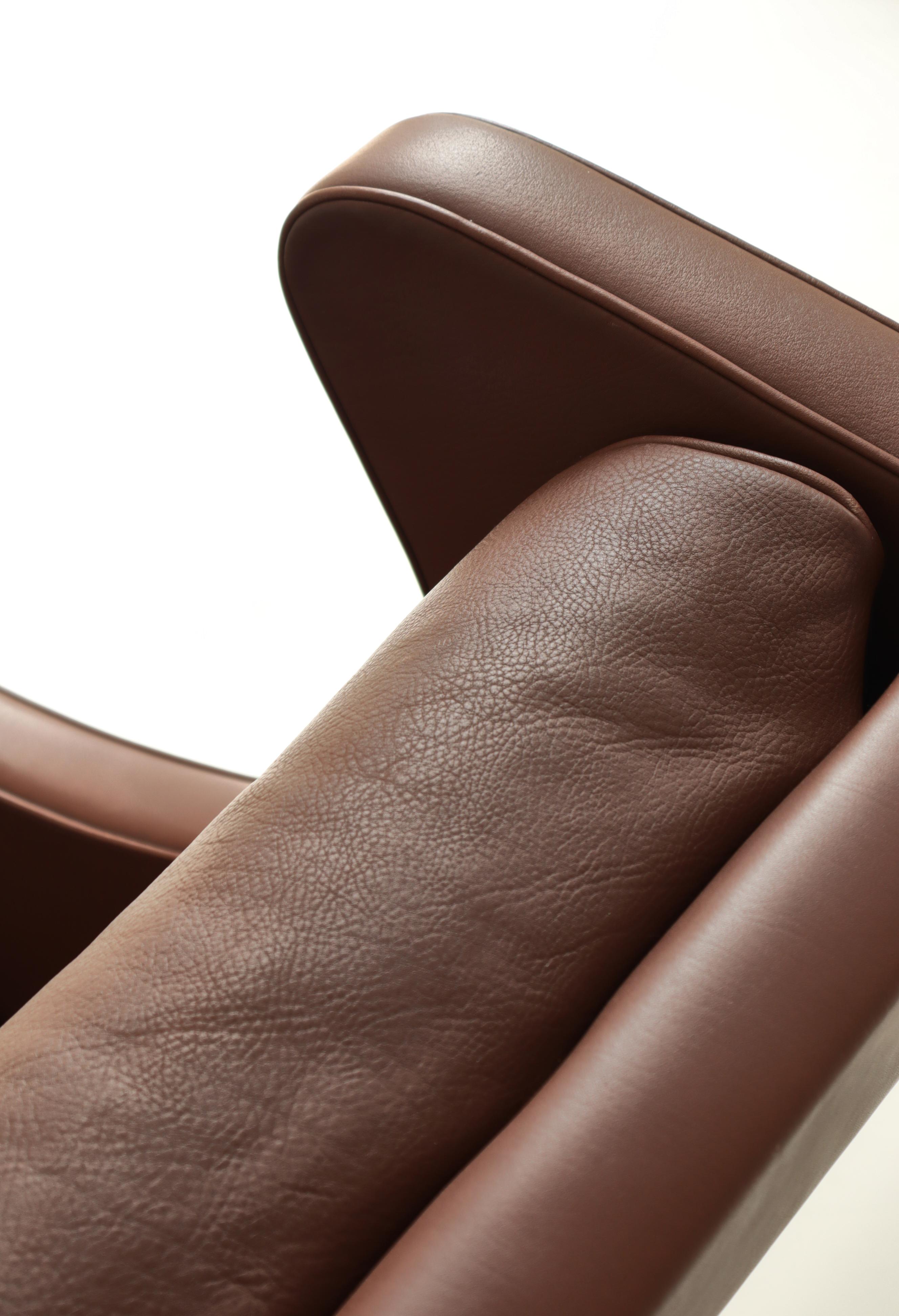 Sedia Wingback moderna danese di Børge Mogensen, pelle marrone e legno di teak, anni '70 in vendita 4