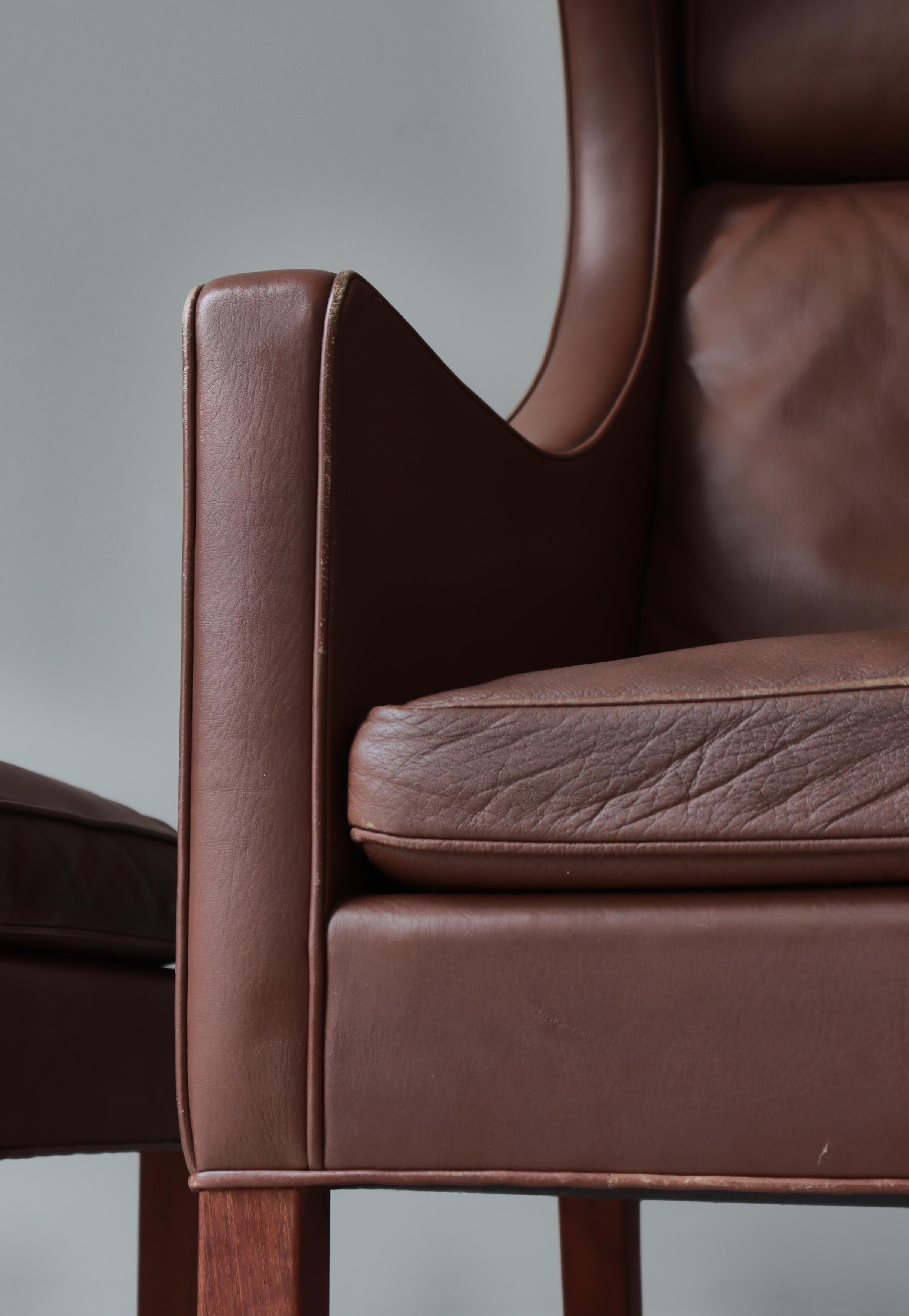 Sedia Wingback moderna danese di Børge Mogensen, pelle marrone e legno di teak, anni '70 in vendita 6