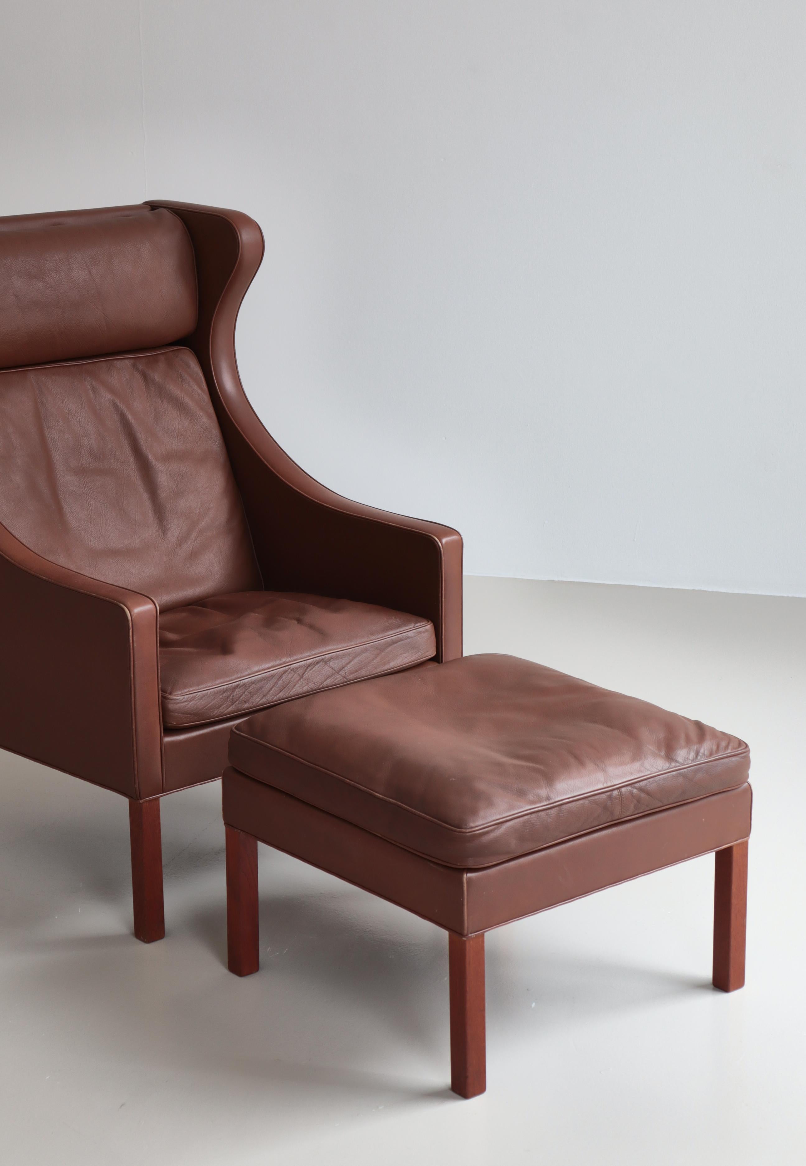 Scandinavo moderno Sedia Wingback moderna danese di Børge Mogensen, pelle marrone e legno di teak, anni '70 in vendita