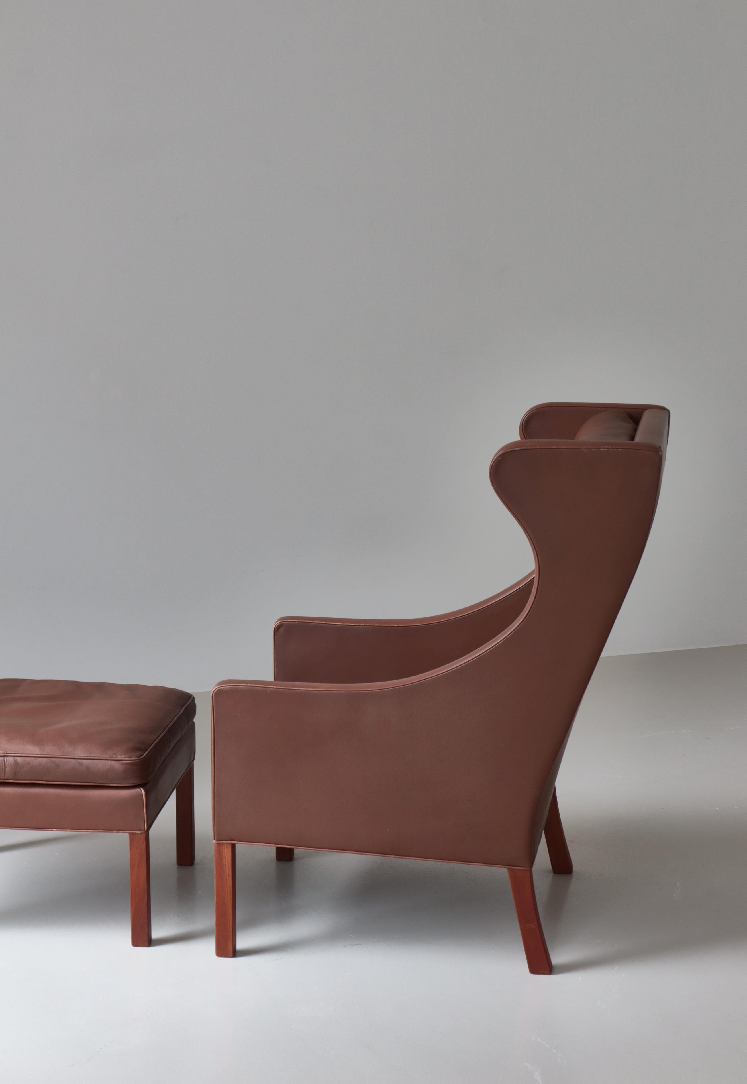 Sedia Wingback moderna danese di Børge Mogensen, pelle marrone e legno di teak, anni '70 In condizioni buone in vendita a Odense, DK