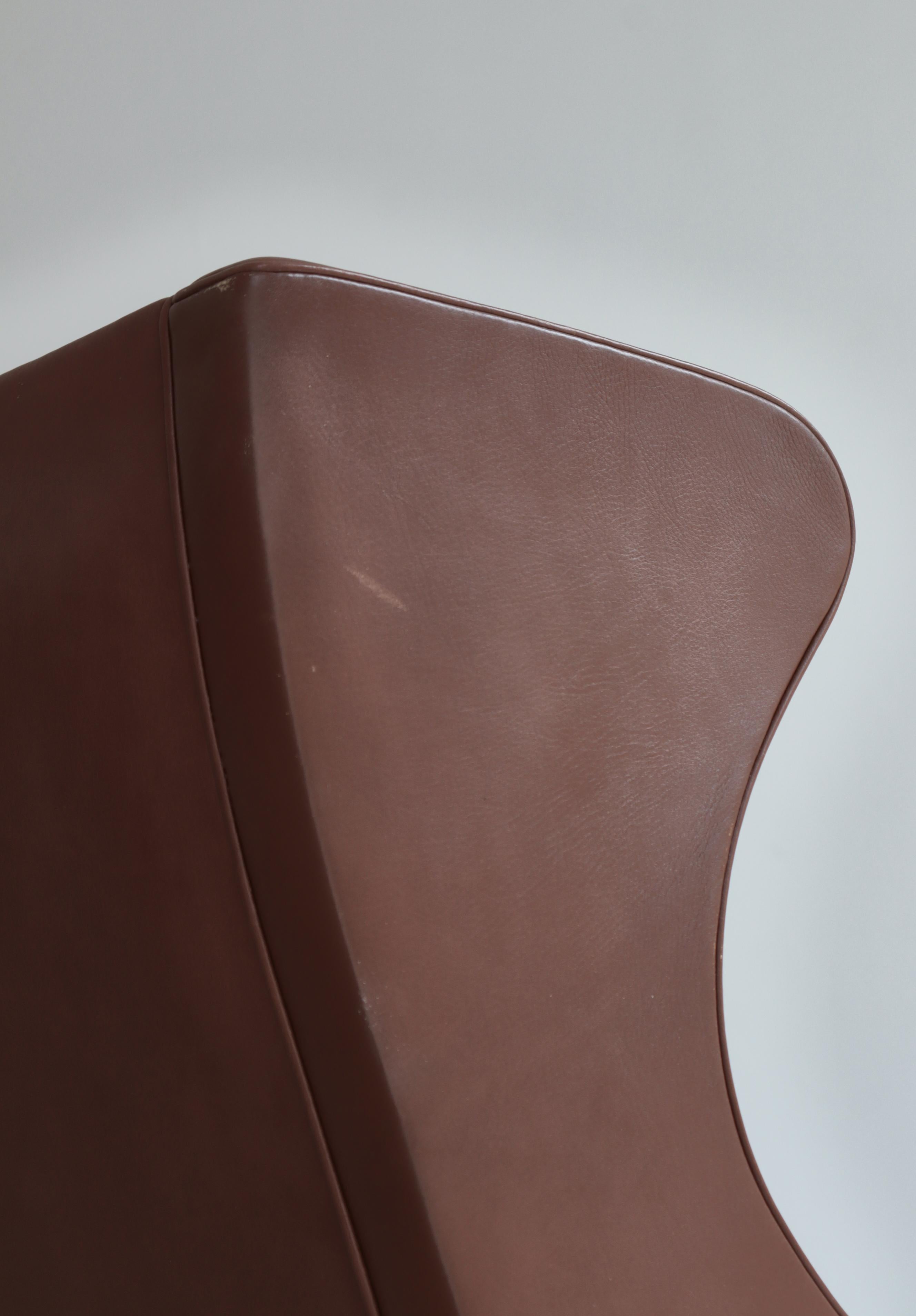 Sedia Wingback moderna danese di Børge Mogensen, pelle marrone e legno di teak, anni '70 in vendita 1