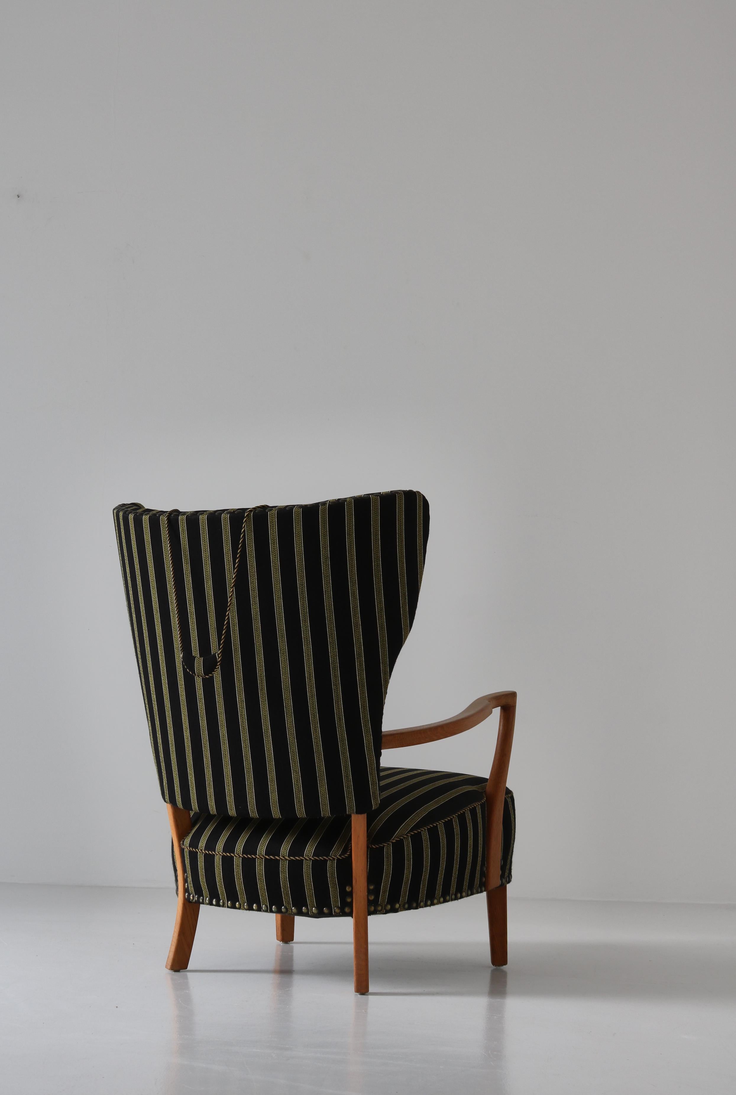 Danish Modern Wingback Chair in Oak & Traditional Danish Olmerdug Wool, 1950s In Good Condition For Sale In Odense, DK