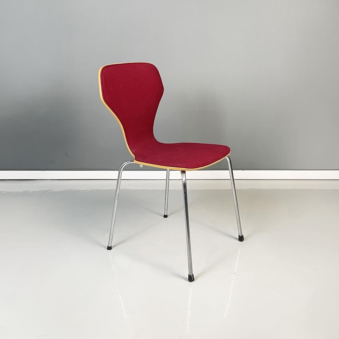 Chaise moderne danoise en bois, tissu bordeaux et acier, signée Phoenix, années 1970.
Chaise de salle à manger danoise en bois courbé, avec assise et dossier recouverts de tissu rouge bordeaux. Les jambes sont en acier avec des pieds en caoutchouc