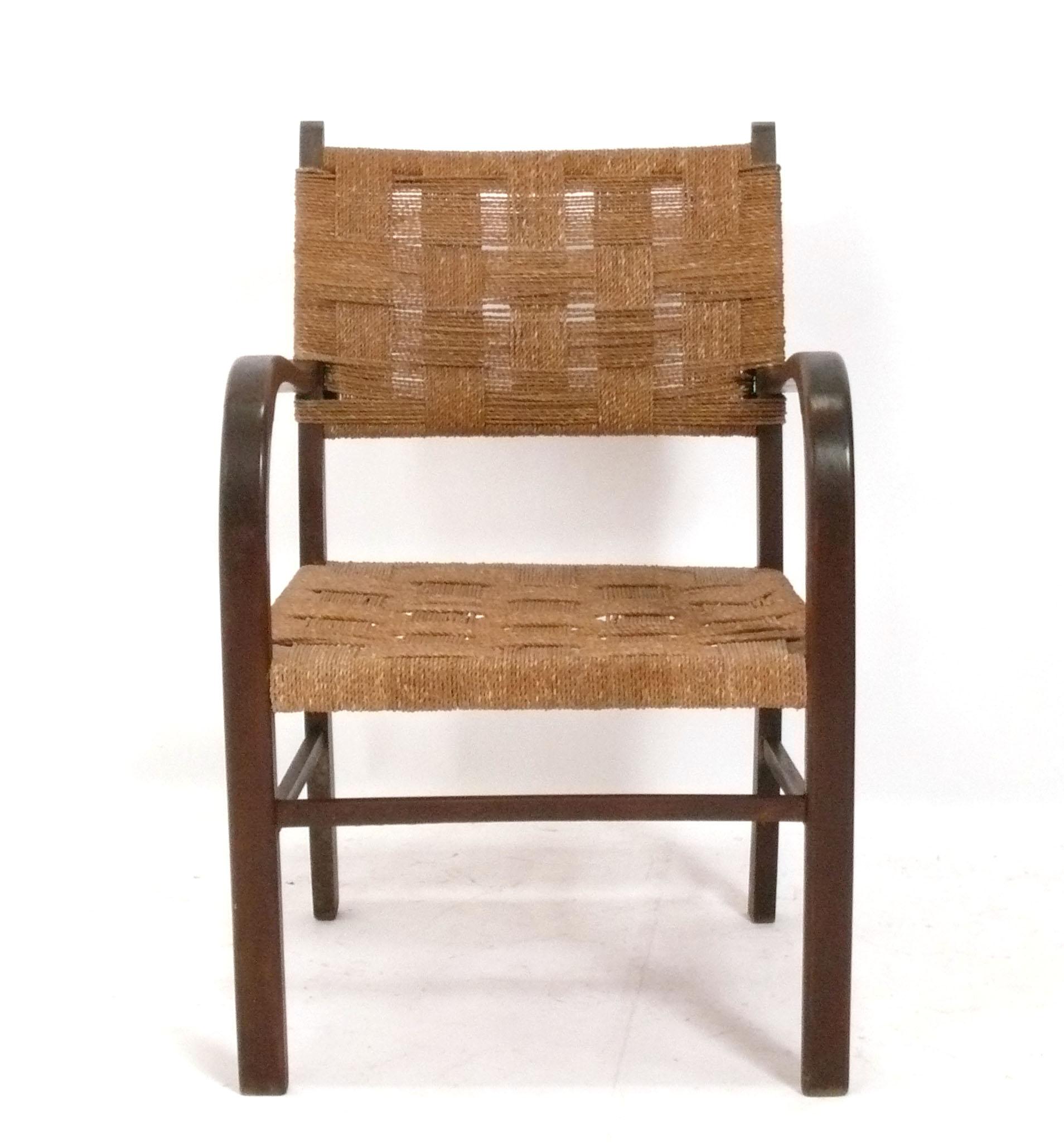 Sedia da salotto moderna danese in corda intrecciata di Axel Larsson, Svezia, circa anni '60. Una forma moderna e organica con una struttura in legno sinuosa e un'imbottitura in corda intrecciata o in seagrass.