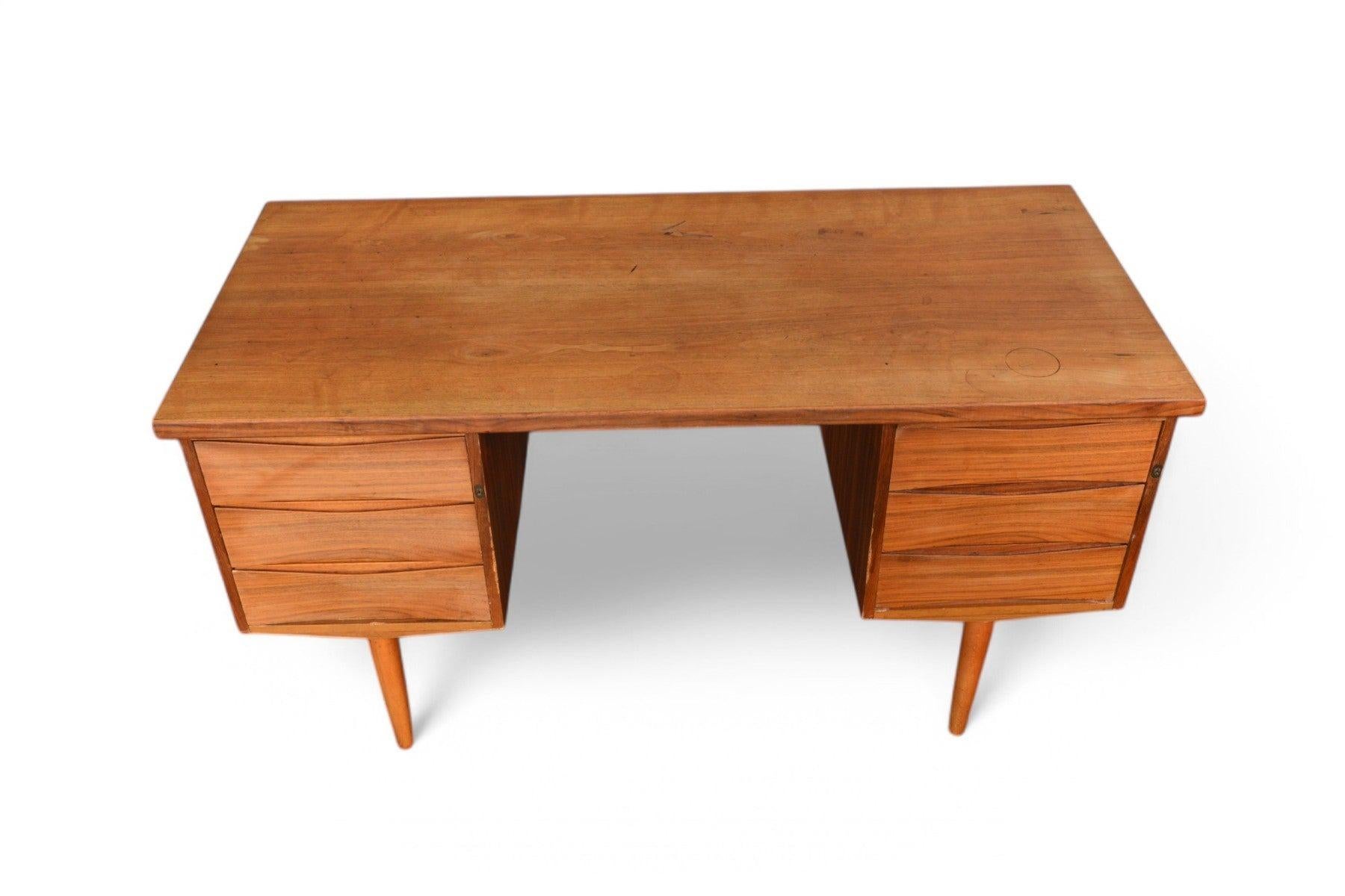 Origine: Danimarca
Progettista: Sconosciuto
Produttore: Sconosciuto
Epoca: anni '60
Materiali: Noce
Misure: 52,5″ di larghezza x 24,5″ di profondità x 28,5″ di altezza