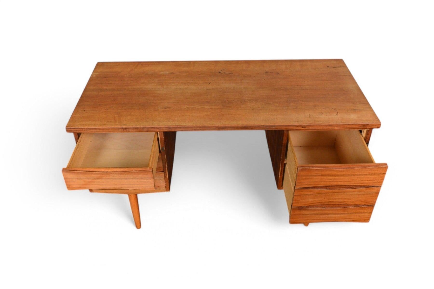 Mid-Century moderno Scrivania moderna danese in noce in vendita
