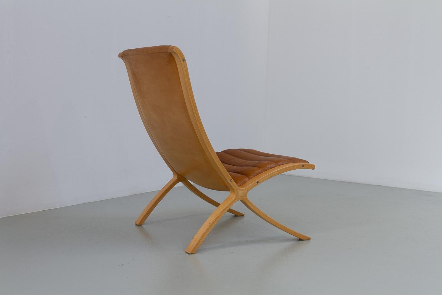 Silla X danesa moderna de Hvidt & Mølgaard para Fritz Hansen, década de 1970.

Butaca danesa moderna de mediados de siglo con estructura de haya y tapicería de cuero coñac.

Diseñado por Peter Hvidt & Orla Mølgaard-Nielsen y fabricado por Fritz