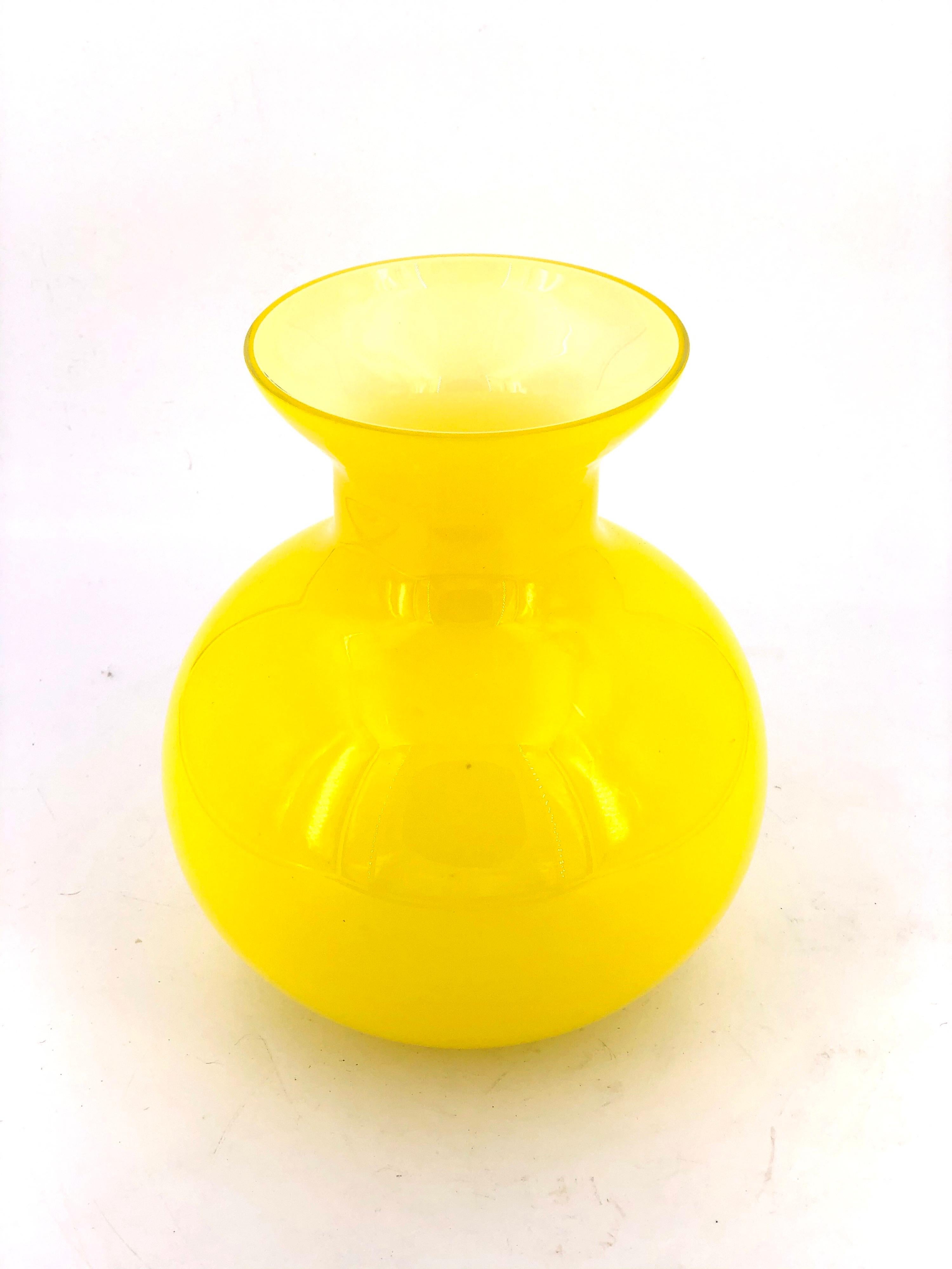 Iconic Danish modern hand blown art glass small vase that will be a gorgeous pop of color in your decor. Designed by Otto Brauer for Holmegaard in excellent condition with no chips, cracks or scratches.