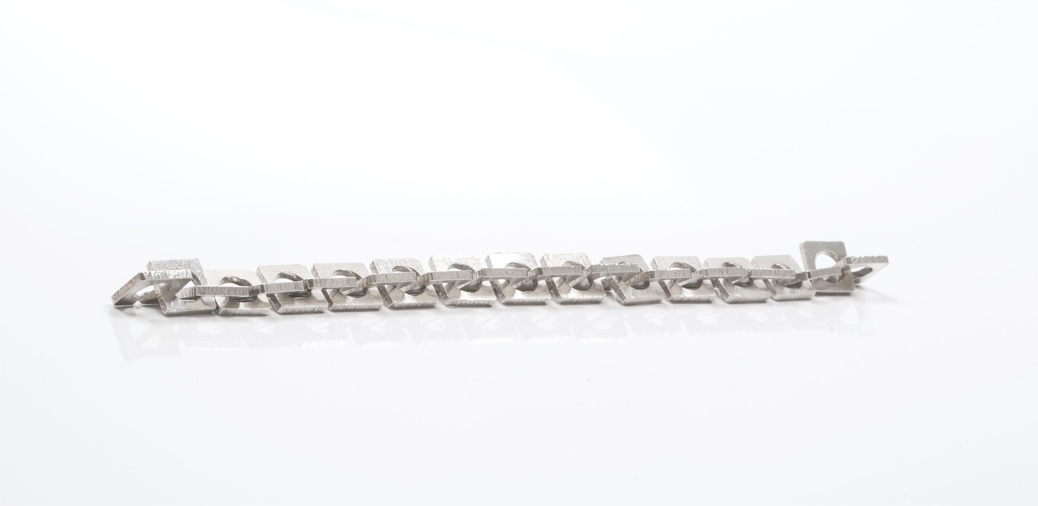 Candid and honest silver chain bracelet by Rey Urban. Designed and made in Denmark for juwelier Age Fausing, cirka 1960s second half. A rare piece with the brushed silver links. The bracelet is in excellent vintage condition. 