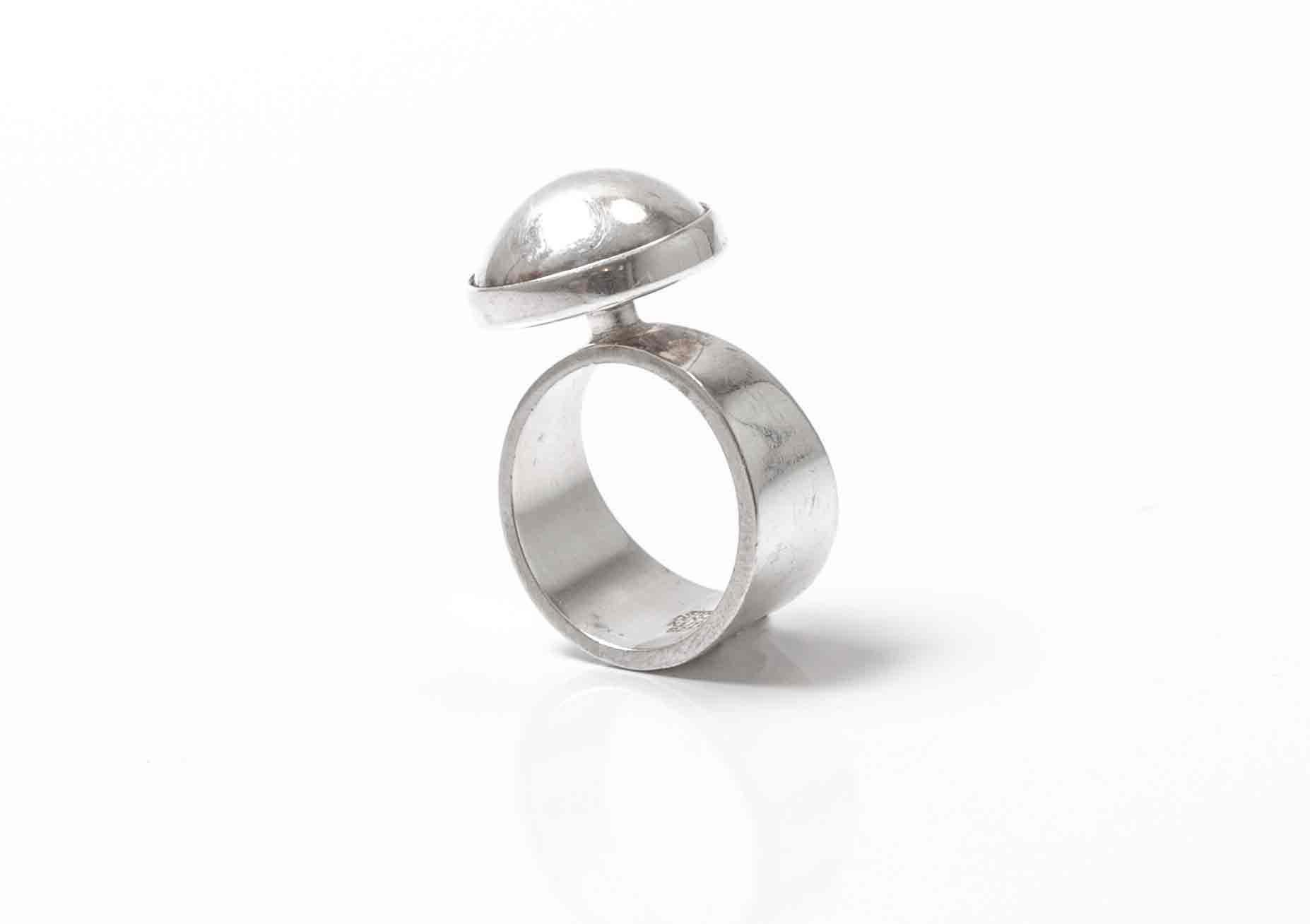 Minimalist and organic silver ring by Nils Erik From. Designed and made in Denmark from cirka 1960s second half. The ring is in excellent vintage condition. 

The ring size is 55 (m)
