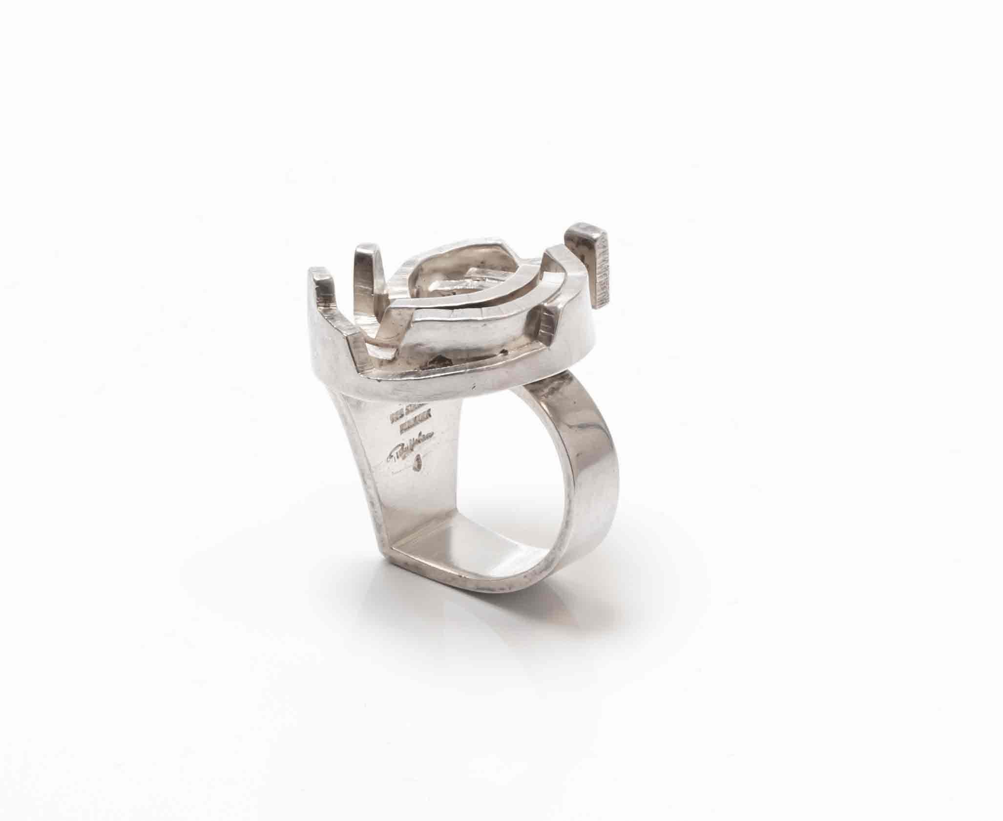 Sculptural and very rare silver ring by Rey Urban. Designed and made in Denmark for juwelier Age Fausing, cirka 1960s second half. The ring is in excellent vintage condition. 

The ring size is 55 (m)